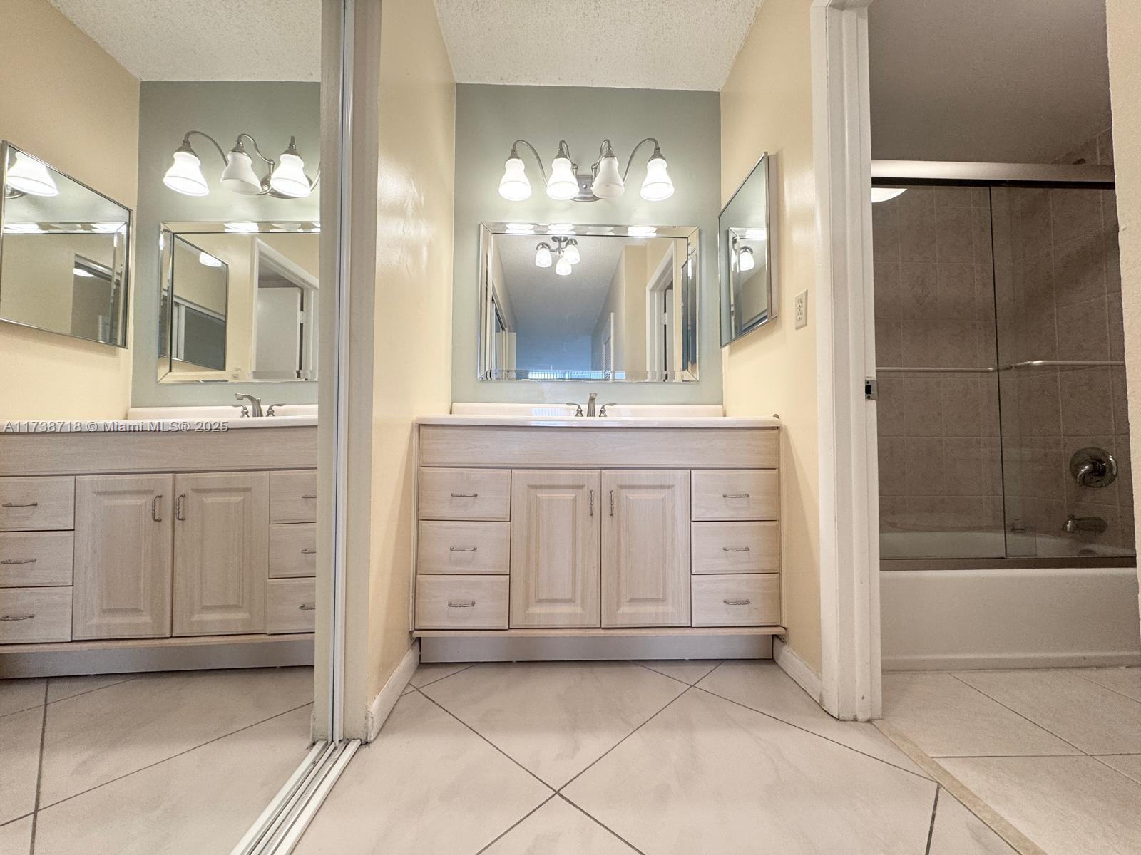 HALLMARK OF HOLLYWOOD CON - Residential