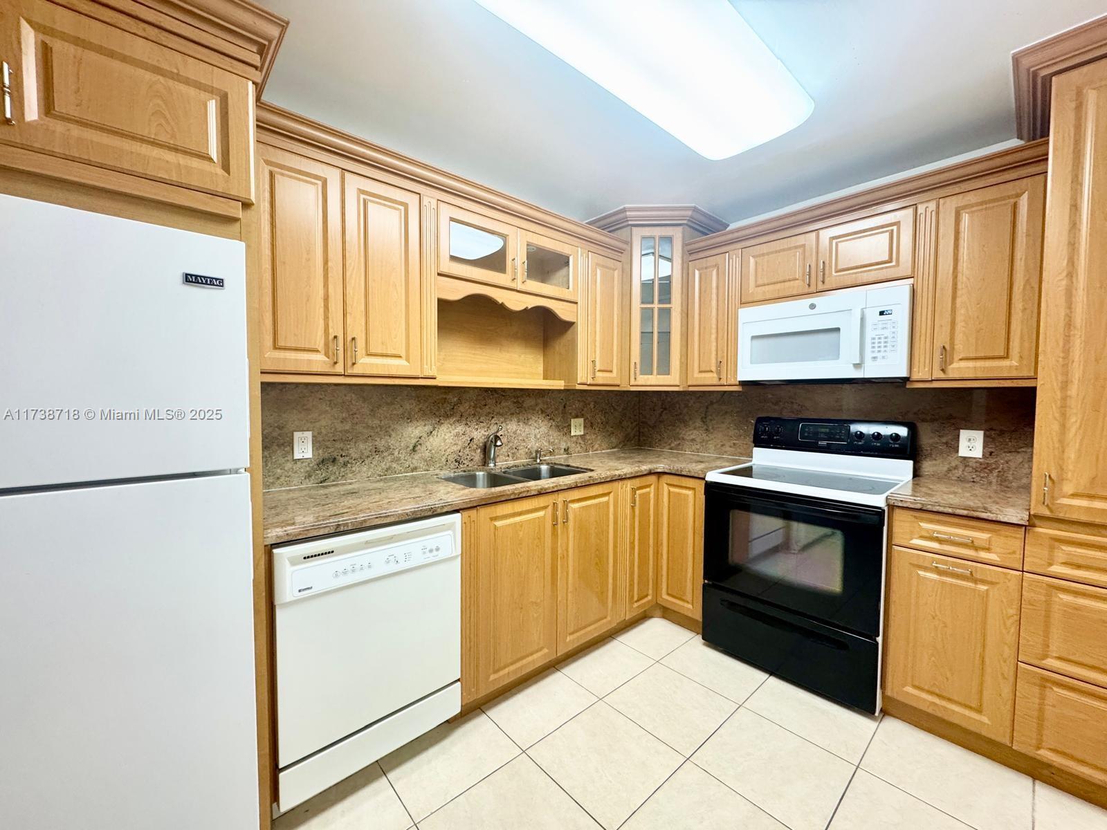 HALLMARK OF HOLLYWOOD CON - Residential