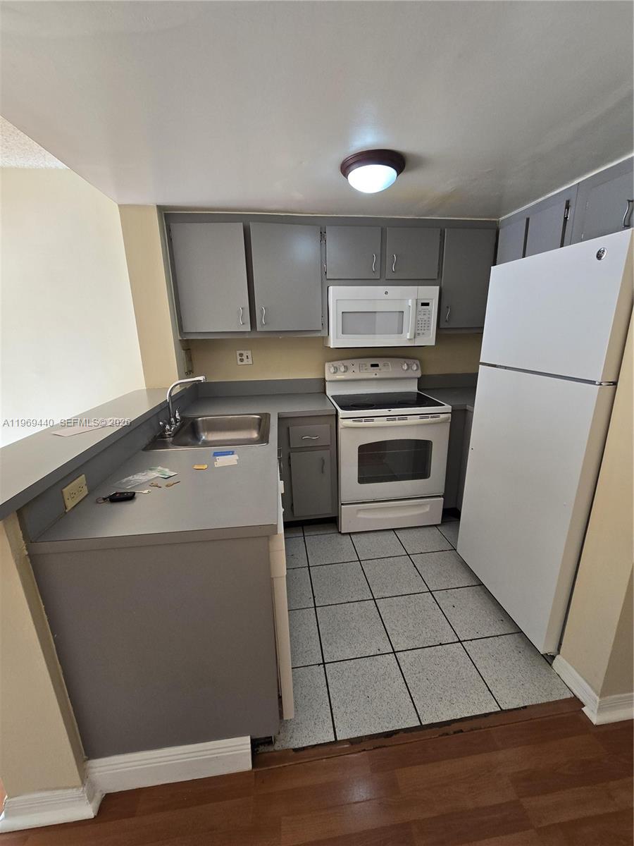 CORAL POINTE TOWNHOMES CO - Residential Lease