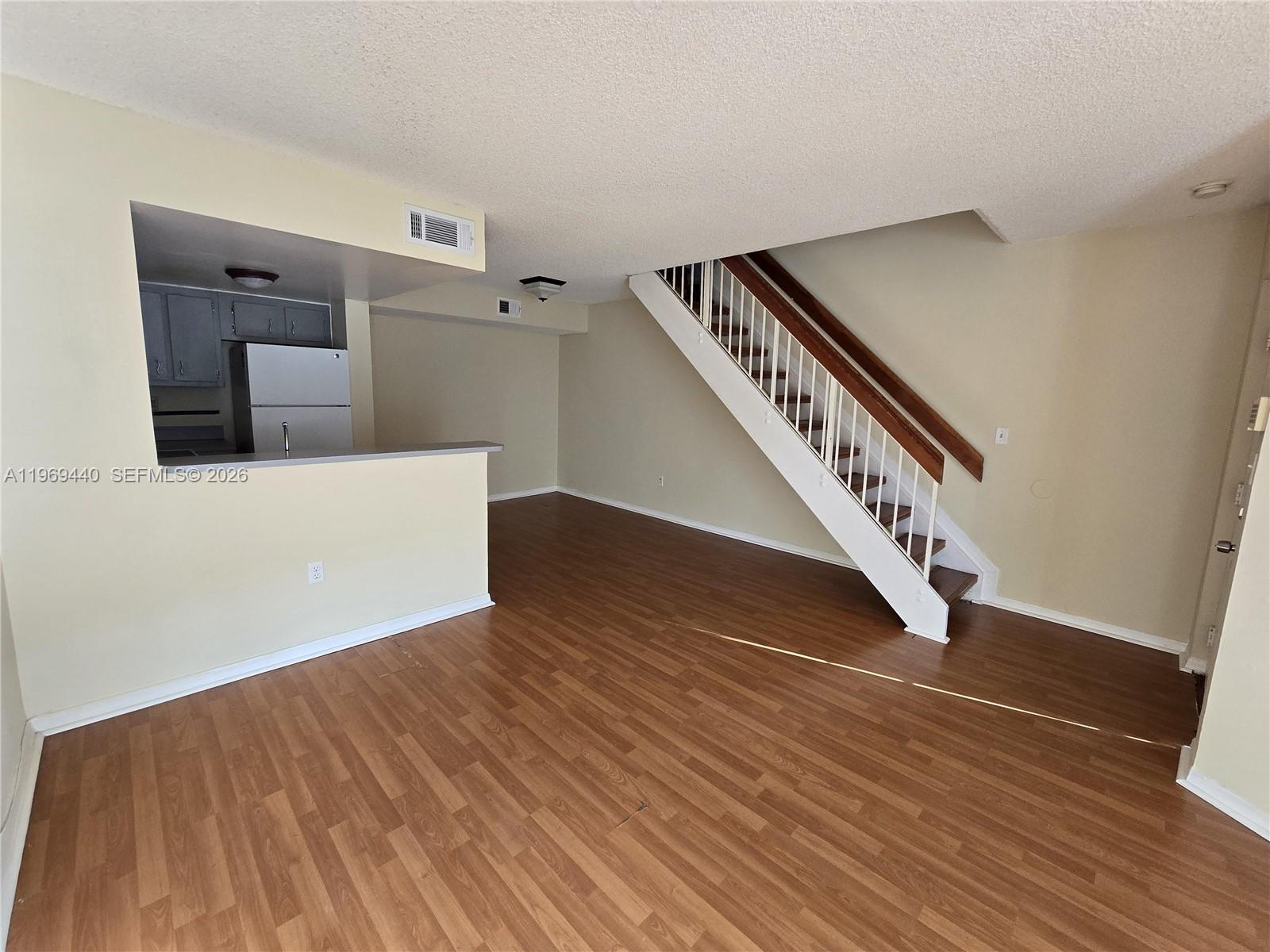 CORAL POINTE TOWNHOMES CO - Residential Lease