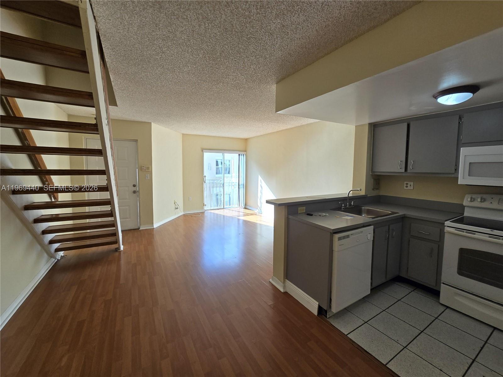 CORAL POINTE TOWNHOMES CO - Residential Lease