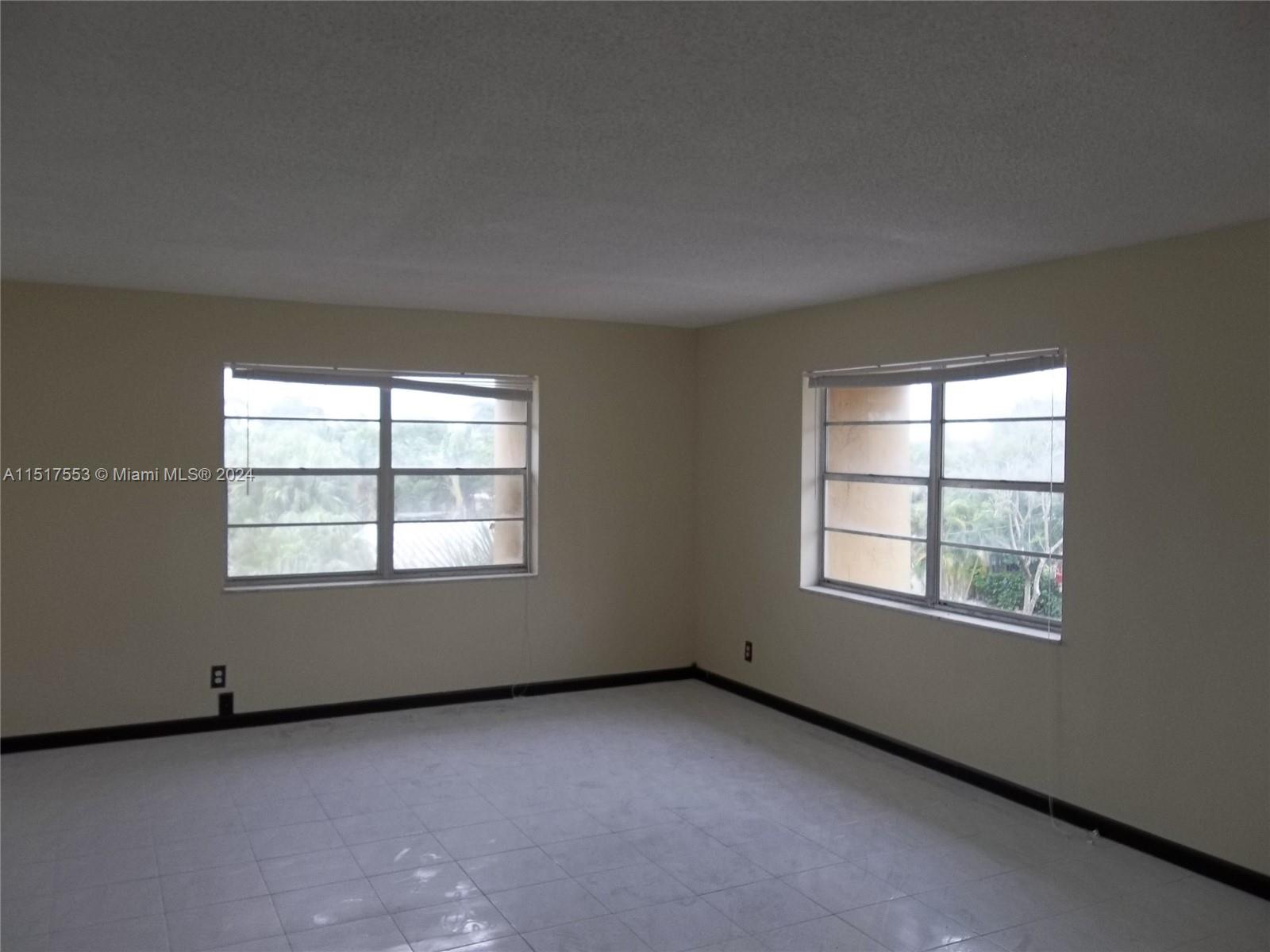 Just remodeled nice corner unit with a updated kitchen and both bathrooms. Just painted. GREAT LOCATION. 10 MIN FROM PARK ,SHOPS AND BEACH. NO PETS PLEASE.