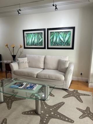 5005 Collins Ave 423