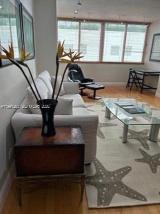 5005 Collins Ave 423