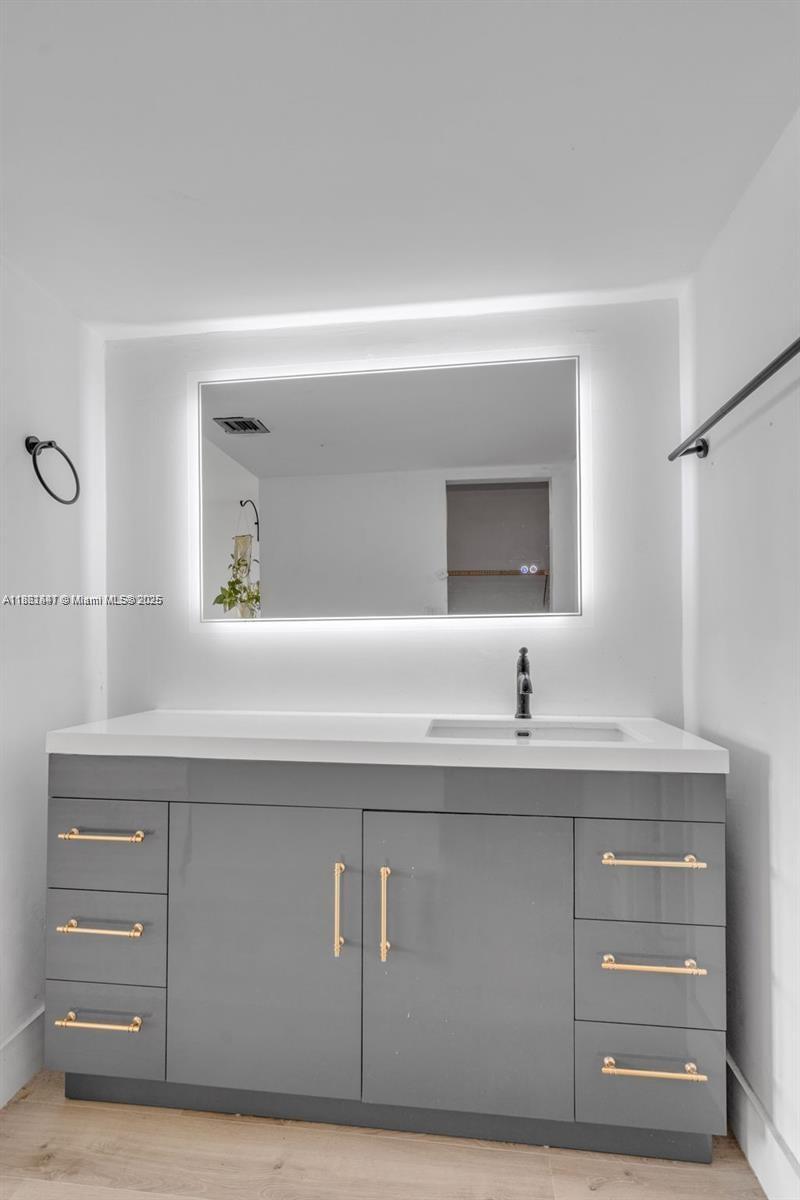 STANTON HOUSE CONDO - Residential