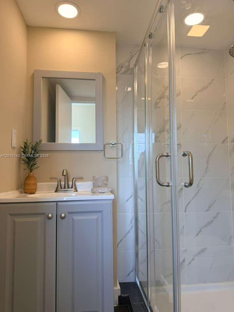 BISCAYNE BCH SUB - Residential Lease