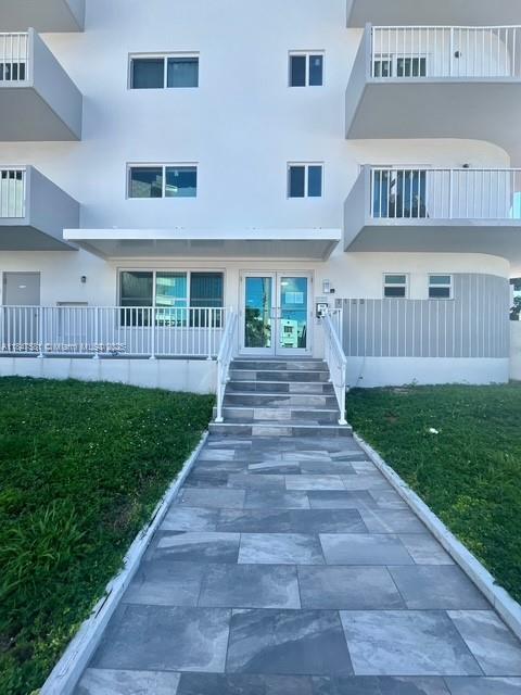 1 BR 1.5 Bath Remodeled Unit in Boutique Building walking distance to Beach and Shops. Easy to show with ShowingTime
