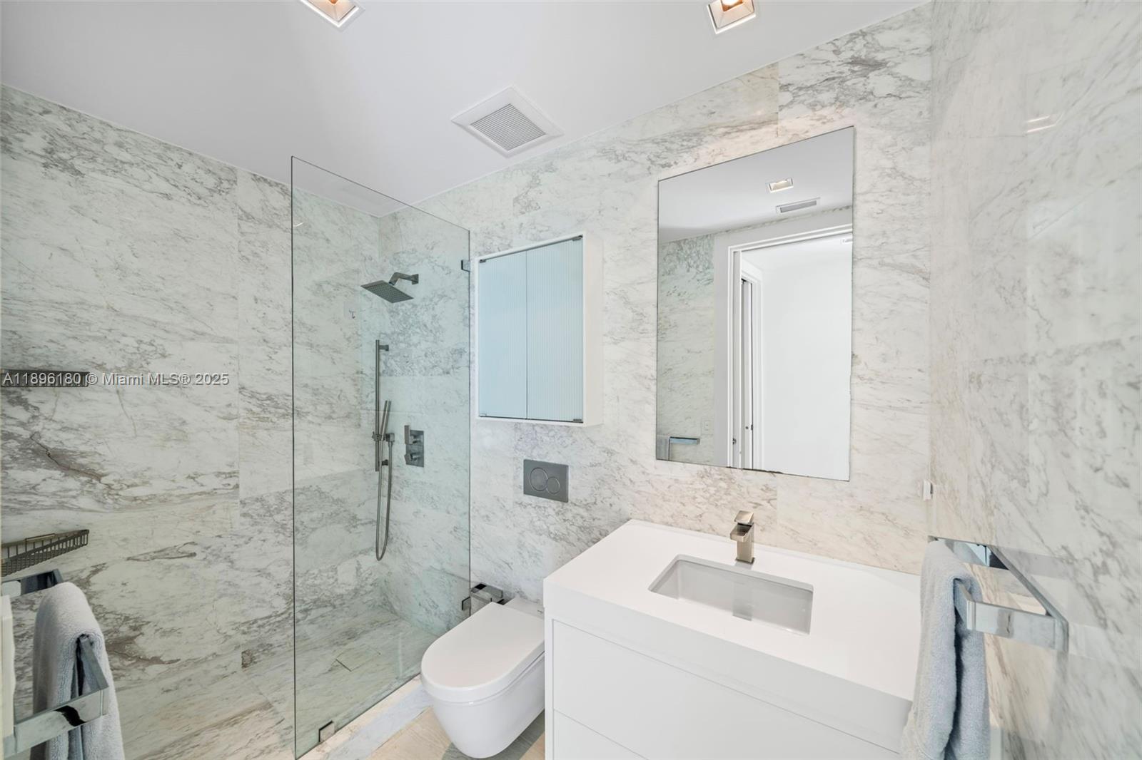 CONTINUUM ON SOUTH BEACH - Residential