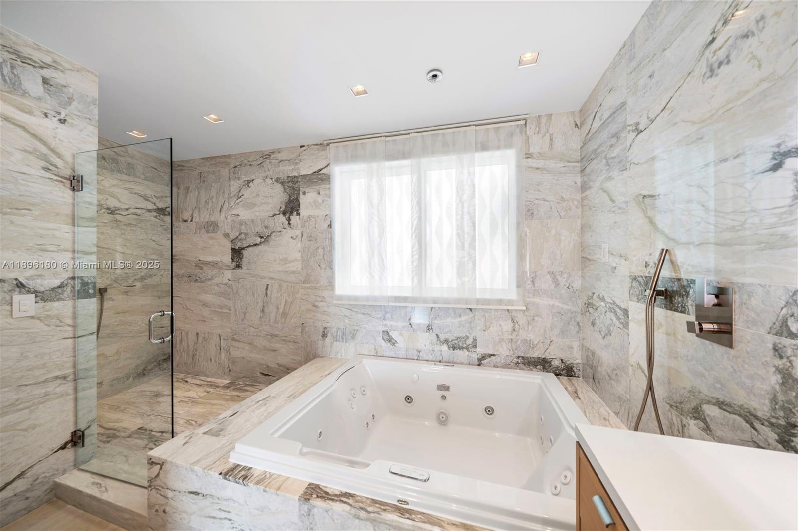 CONTINUUM ON SOUTH BEACH - Residential