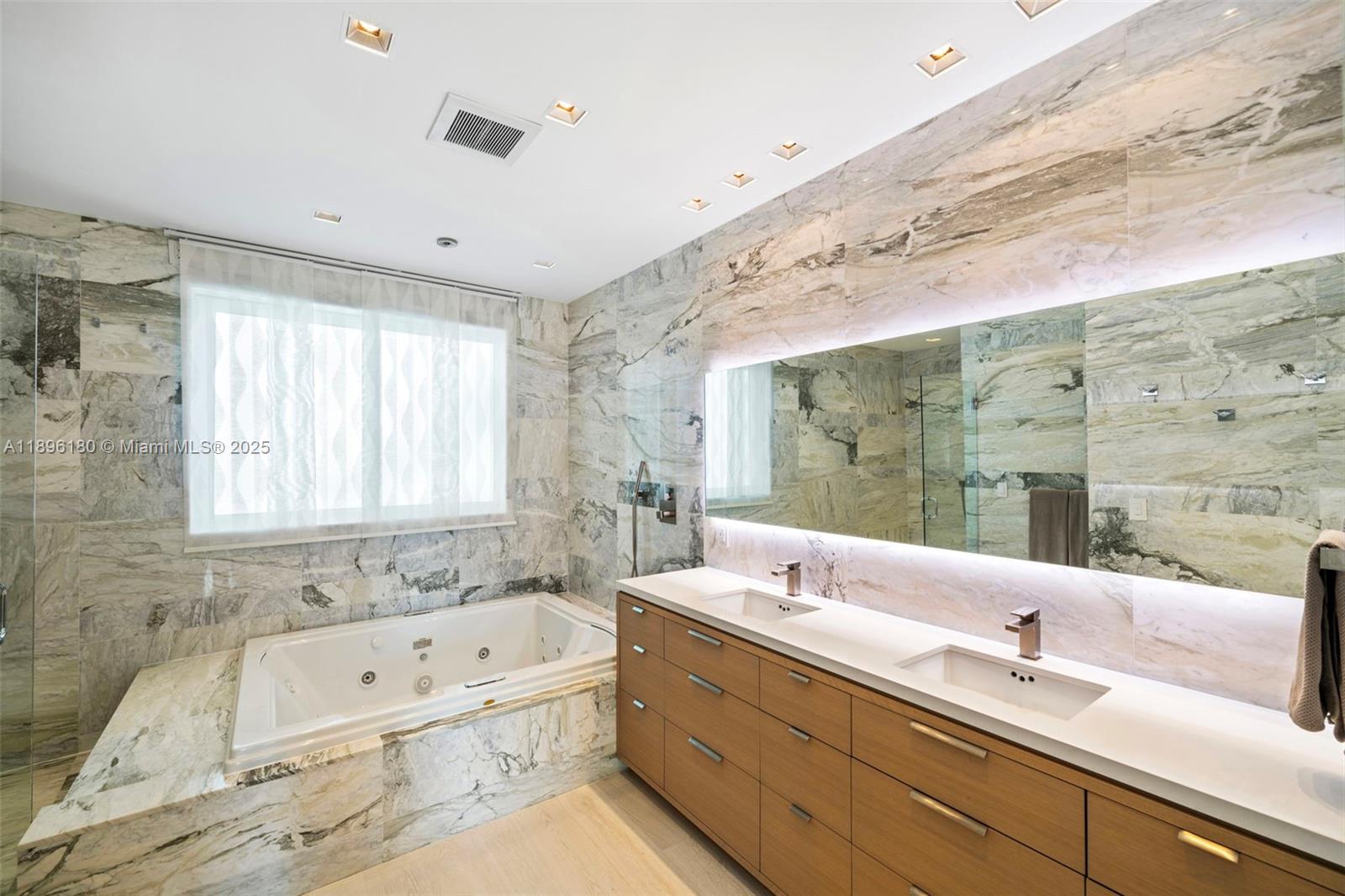 CONTINUUM ON SOUTH BEACH - Residential