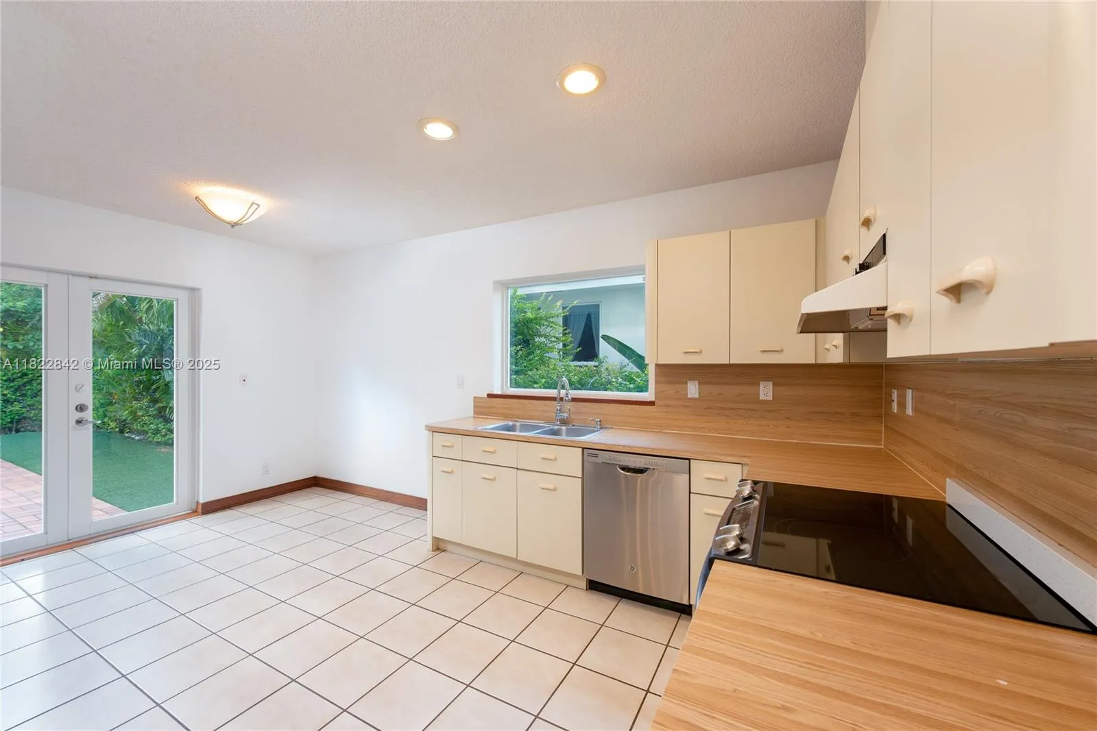 Coral Gables, Florida 33134, United States, 3 Bedrooms Bedrooms, ,3 BathroomsBathrooms,Residential,Active,152202