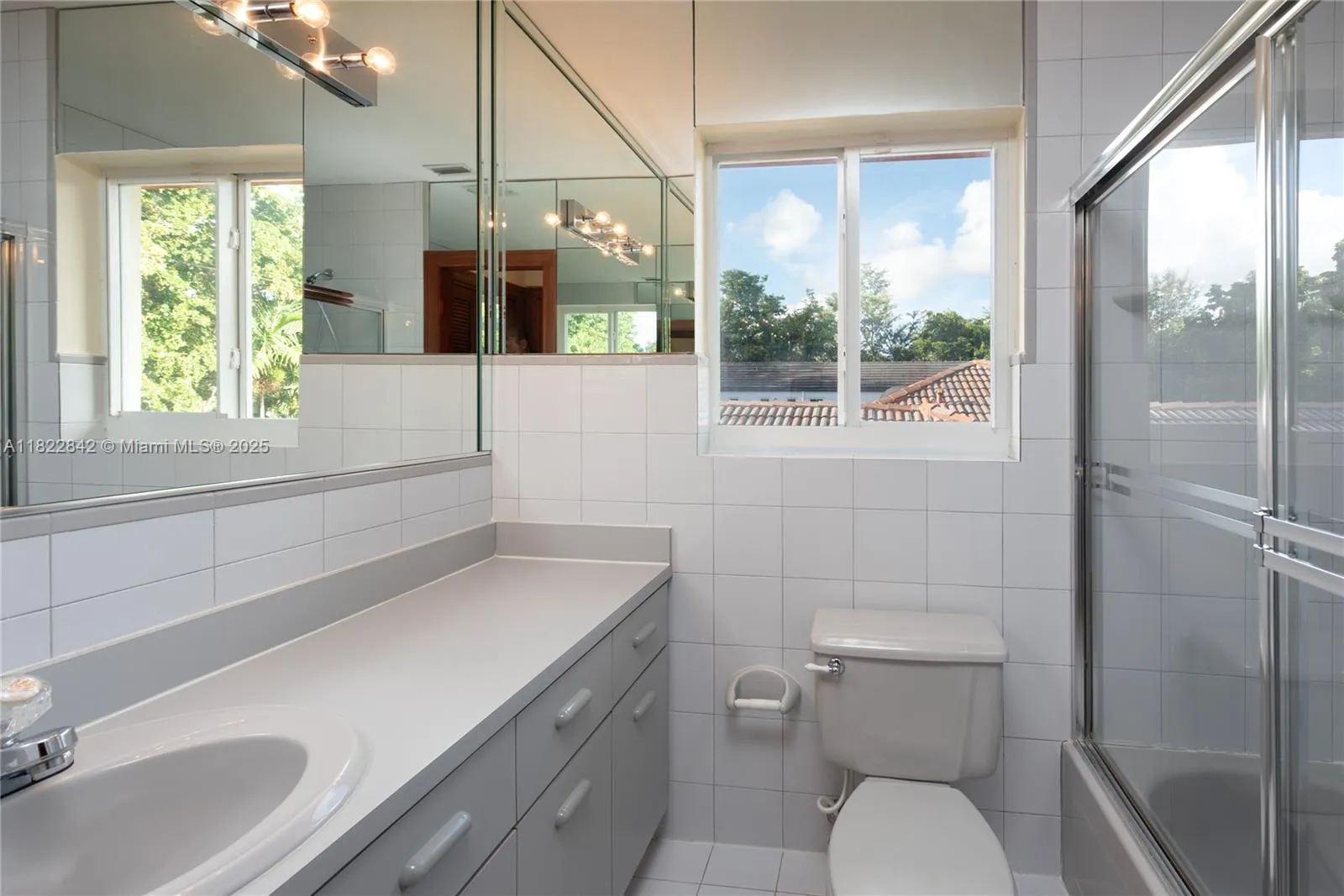 Coral Gables, Florida 33134, United States, 3 Bedrooms Bedrooms, ,3 BathroomsBathrooms,Residential,Active,152202