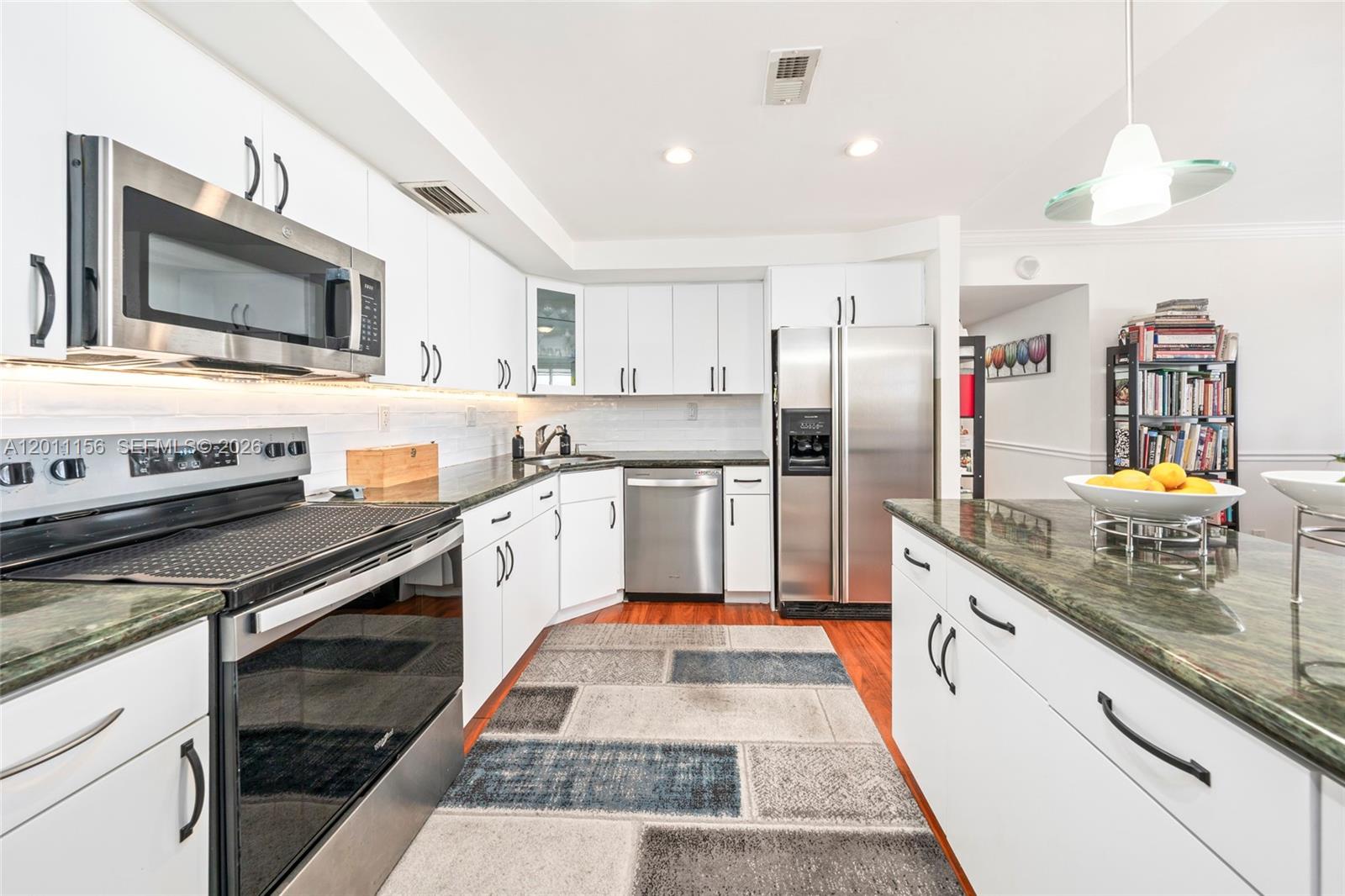 BAYVIEW TOWERS CONDO SOUT - Residential