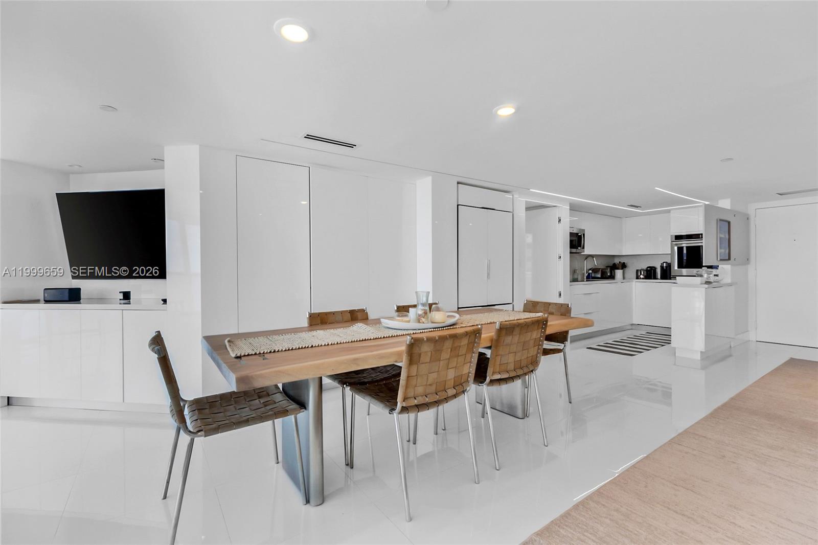 6301 Collins Ave 2103