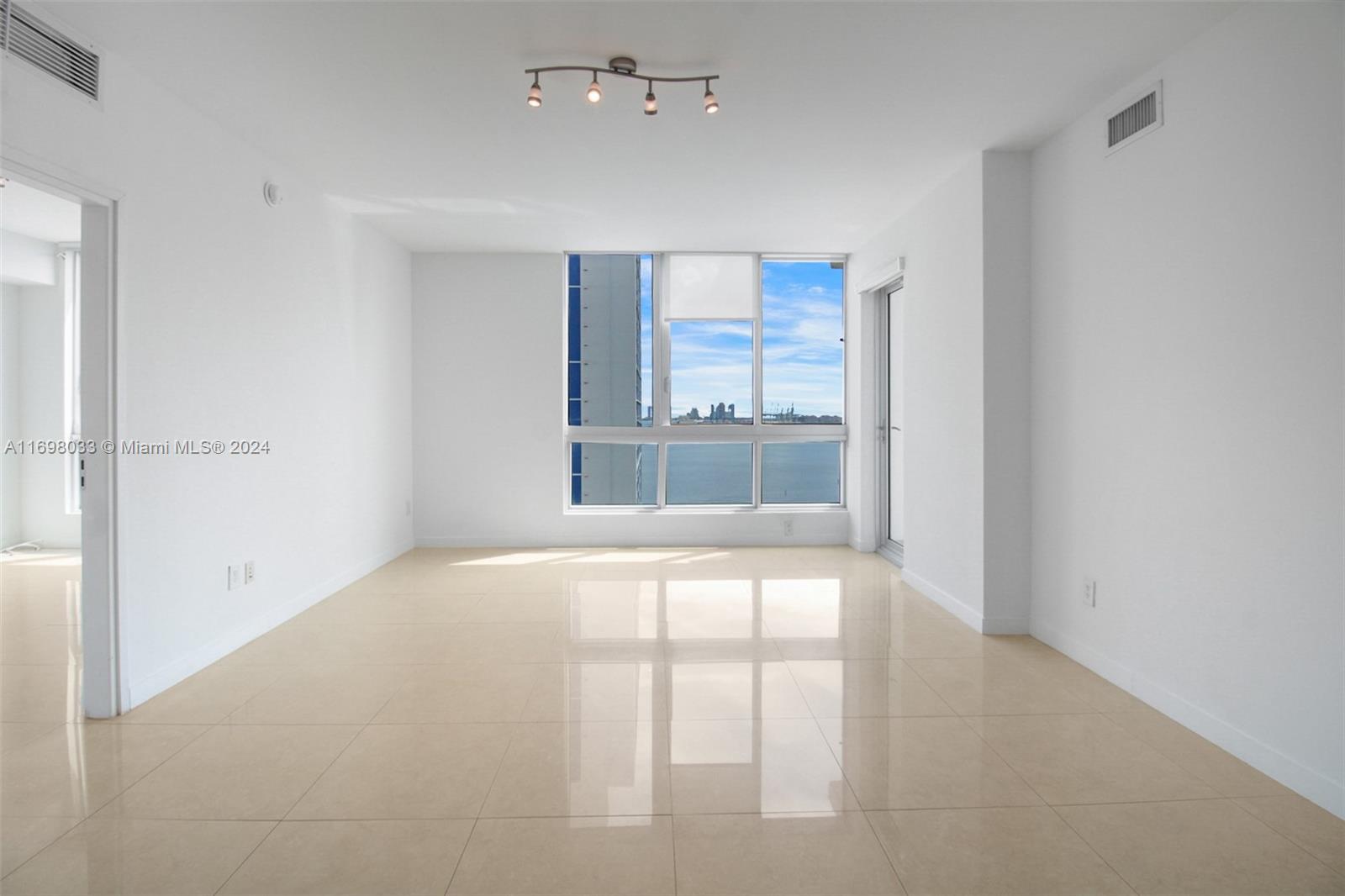 300 S Biscayne Blvd T-2212, Miami, Broward County, Florida - 2 Bedrooms  
2 Bathrooms - 