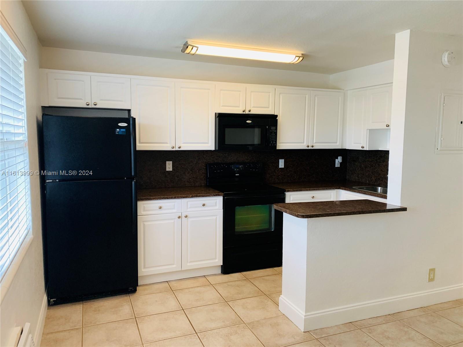 Modern 1 bedroom, 1 bathroom apartment!
You will notice that the apartment offers an elegant and modern look. The kitchen is equipped with appliances, it also has air conditioning, ample storage space, and fans that allow air to circulate. The building also offers laundry facilities, parking, and a pool perfect for relaxing and cooling off during hot Florida days.
-Ceramic floors
-Ceiling fans
-Black appliances: microwave, refrigerator, and stove.
-Wall air conditioner
-Walk-in closet in bedroom and living room.
-Laundry in the building.
-One assigned parking
-Pool in the building.
Ask about our alternative deposit program! We make it easy for you, request it now!