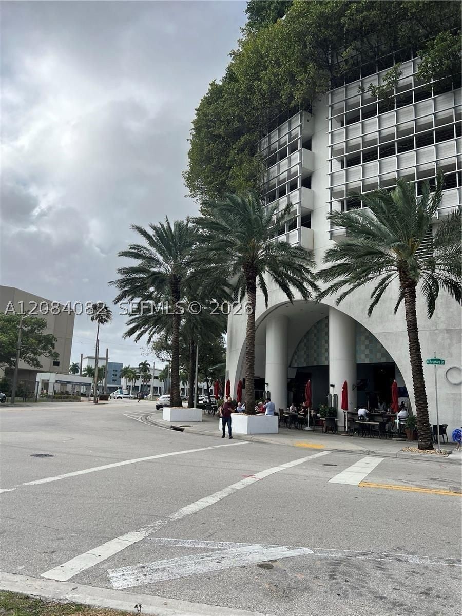 1750 N Bayshore Dr 3402