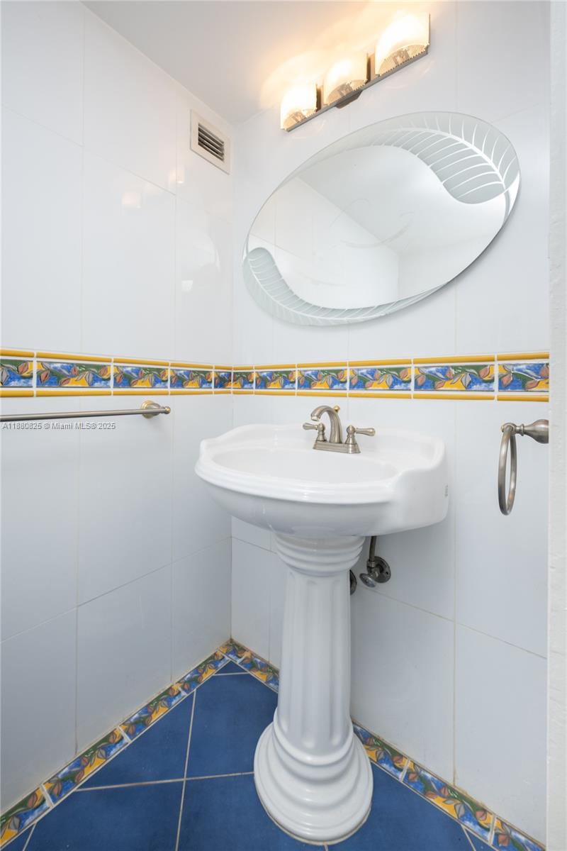 PARKER PLAZA CONDO ESTATE - Residential Lease