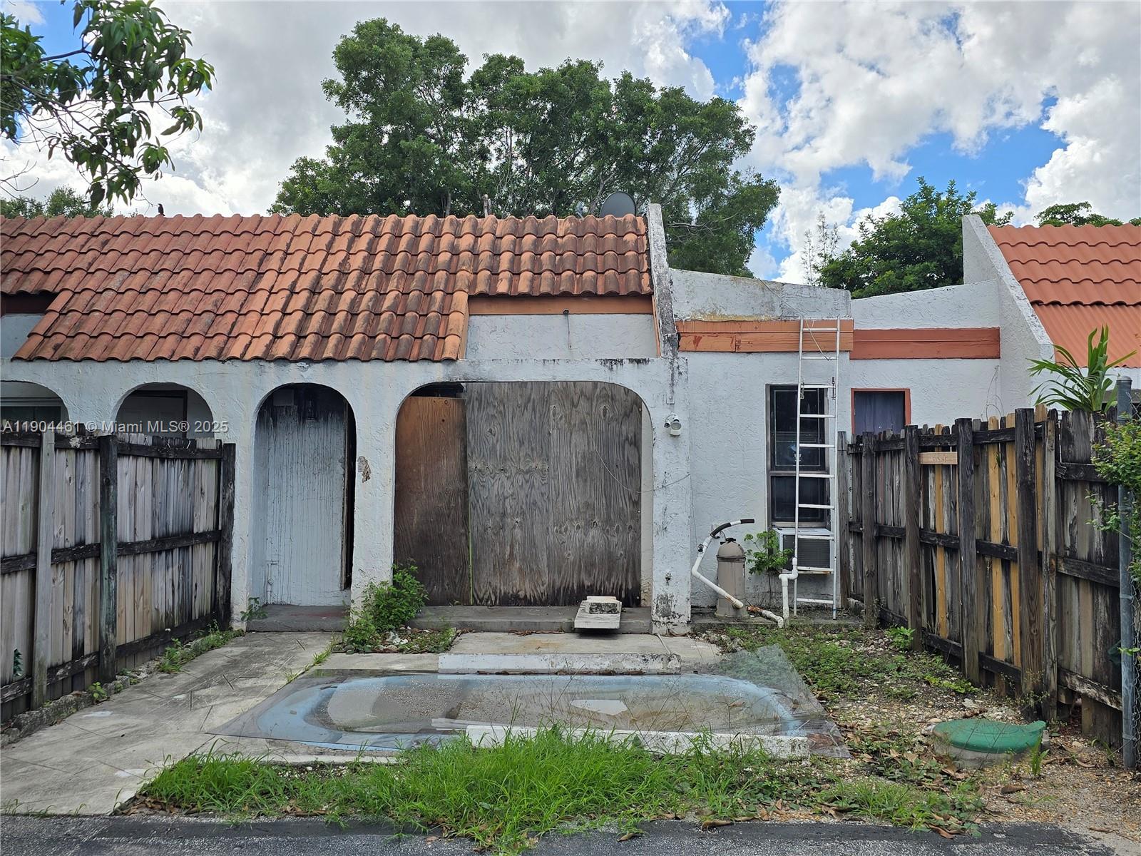 ORCHARD LAKE TOWN HOUSES - Residential