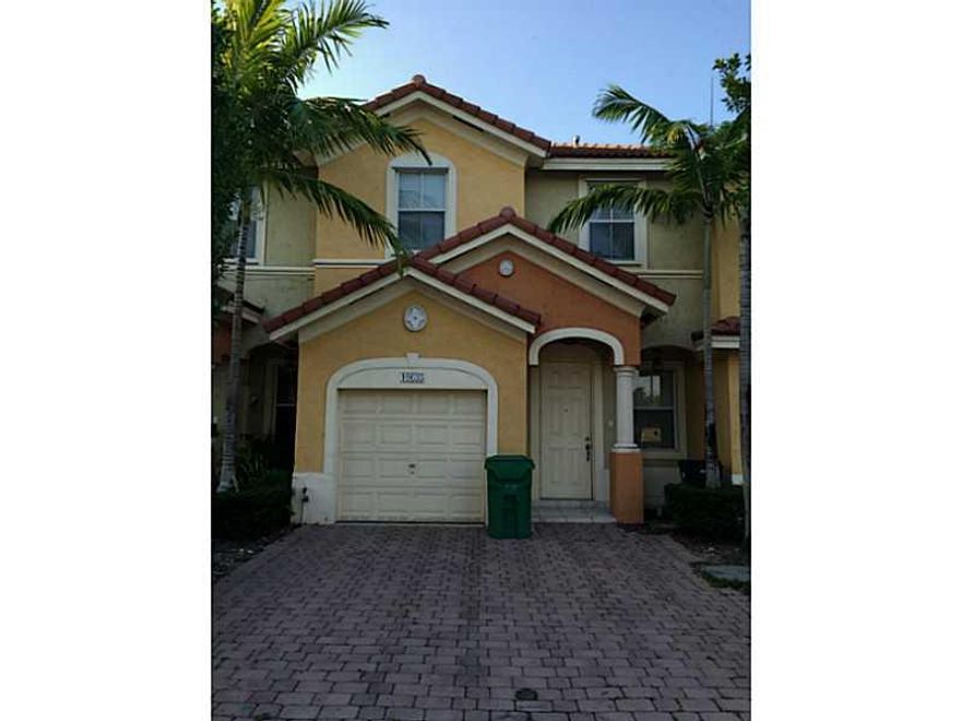 Gorgeous Townhouse in Kendall with an amazing spacious living and dining room, full of natural bright. Close to Kendall drive shopping and restaurants. Close to a green public park where to exercises or just go for a healthy walk.  This is the house you h ave always dreamed, it won't last long. CHECK DIRECTIONS!