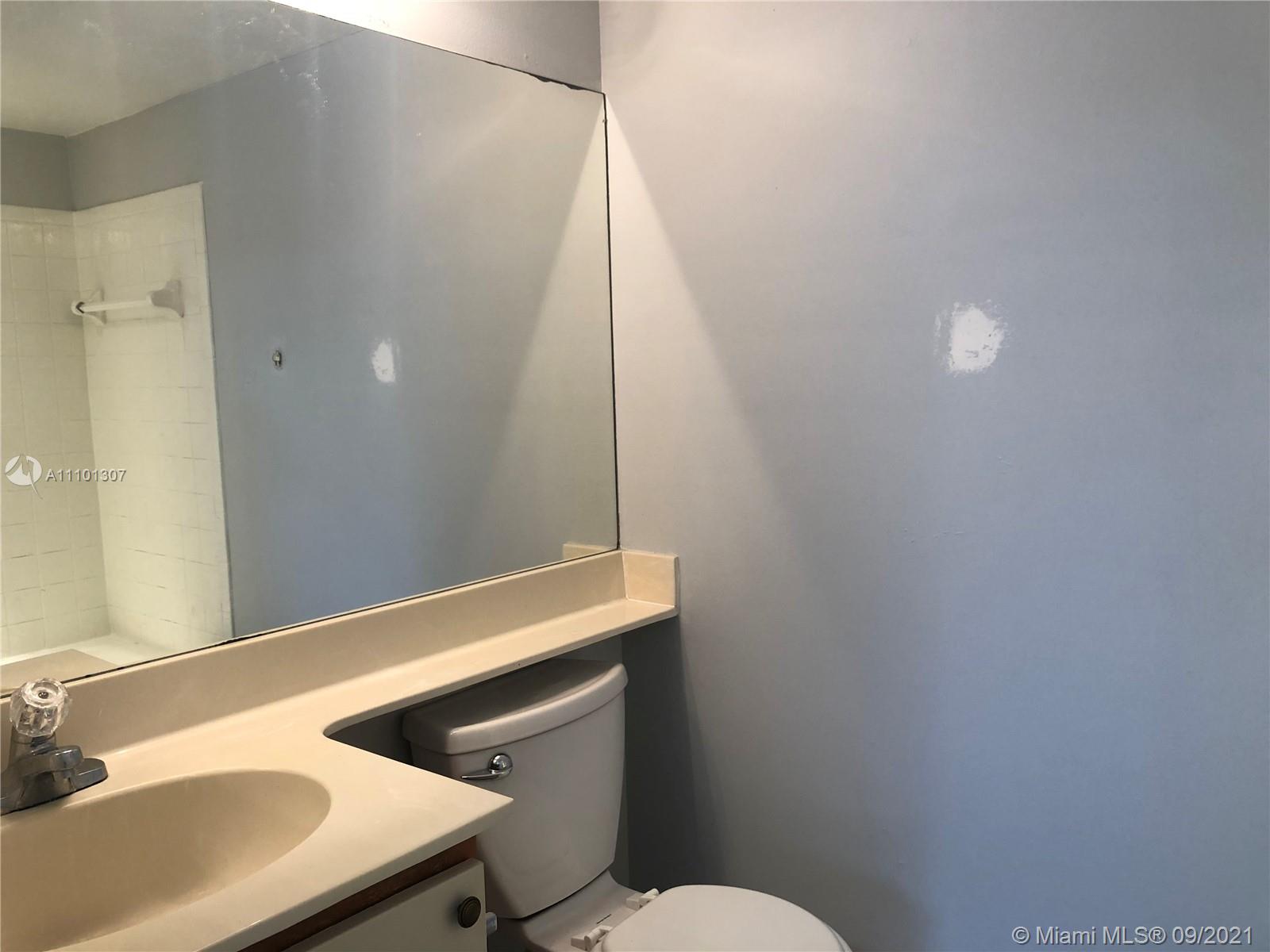 LEXINGTON ON THE GREEN CO - Residential Lease