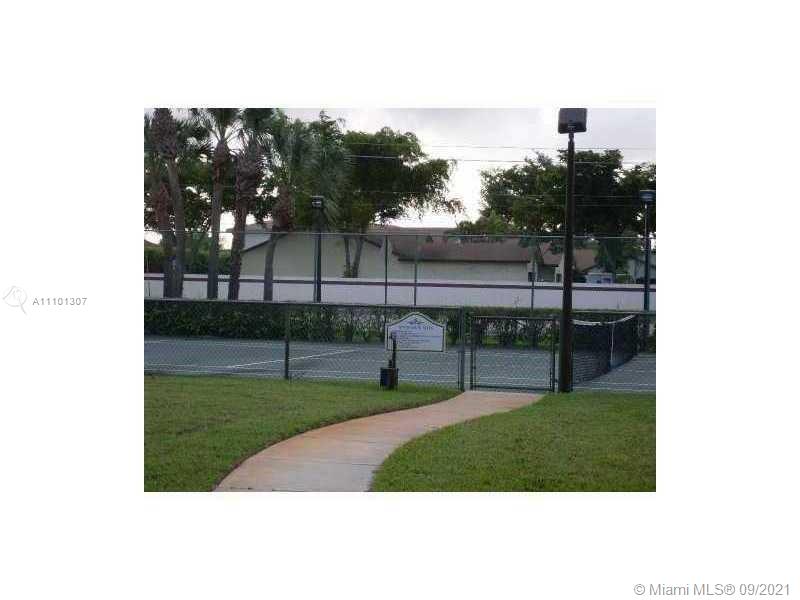 LEXINGTON ON THE GREEN CO - Residential Lease