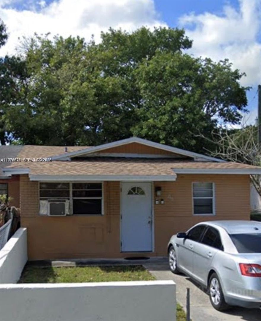 Single family home in the heart of Fort Lauderdale. Close to major highways, shopping and Fort Lauderdale Beach. Spacious bedrooms and updated kitchen. This is a must see !