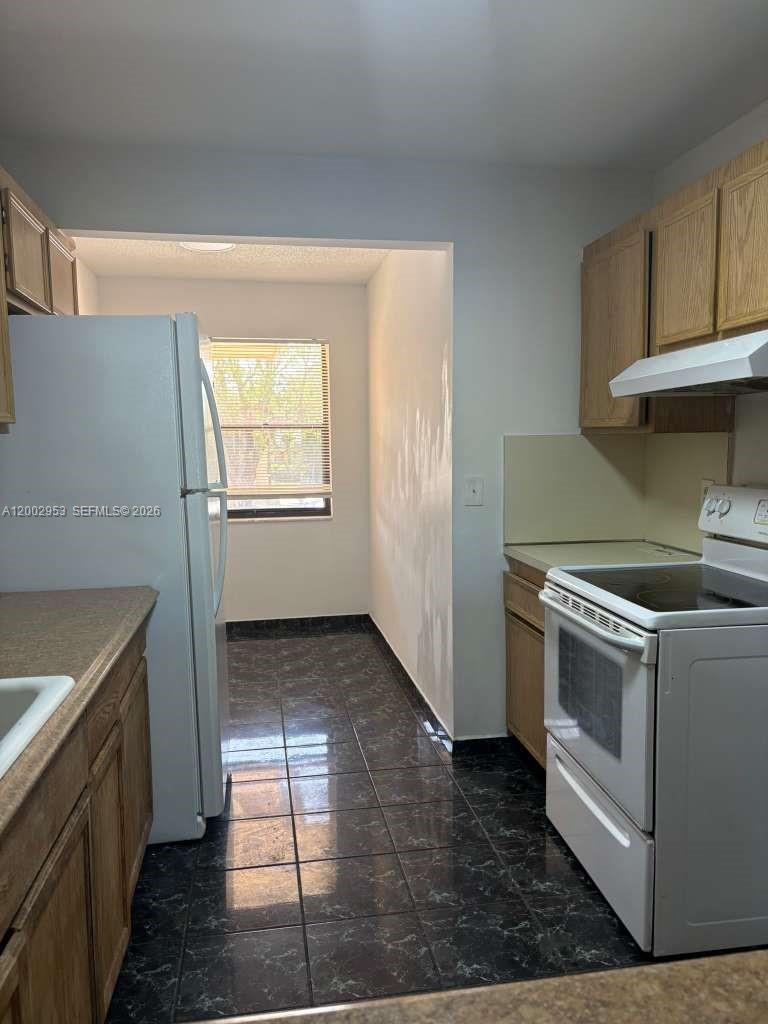 FOREST HILL VILLAS GARDEN - Residential Lease