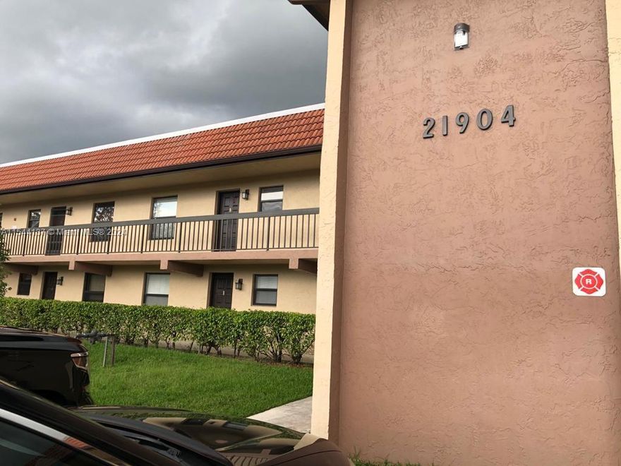 LOCATION!! Central Boca Neighborhood with A rated schools. 1st floor, all tile floor, new countertop, screened patio, located centrally to I 95 / Turniplike, walking distance to shops, restaurants, supermarket, LA Fitness, Banks & houses of worship. NO pet, pickup, commercial vehicle.