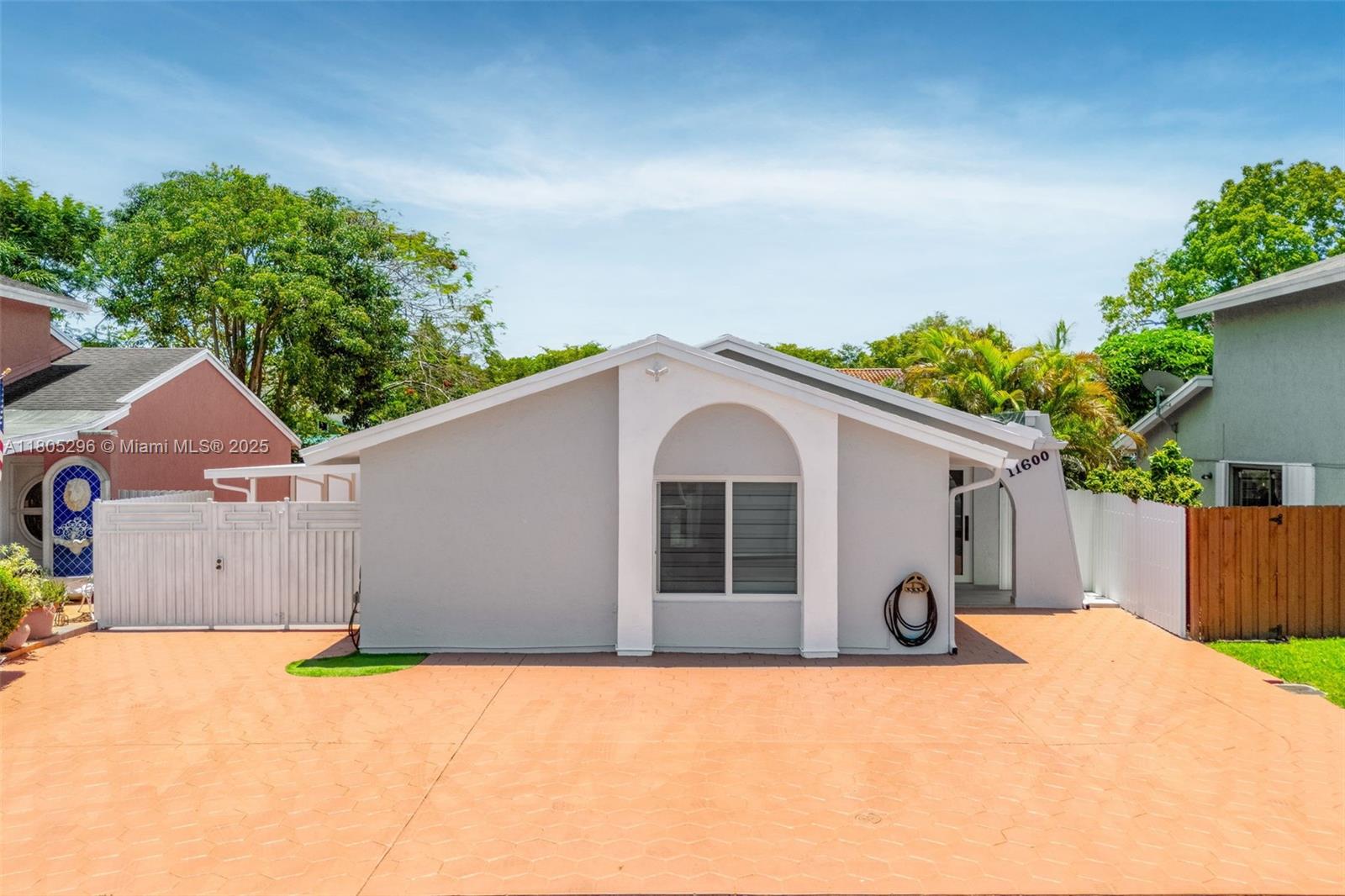 Rental Property at 11600 Sw 33rd Ter, Miami, Broward County, Florida - Bedrooms: 2 
Bathrooms: 2  - $3,250 MO.