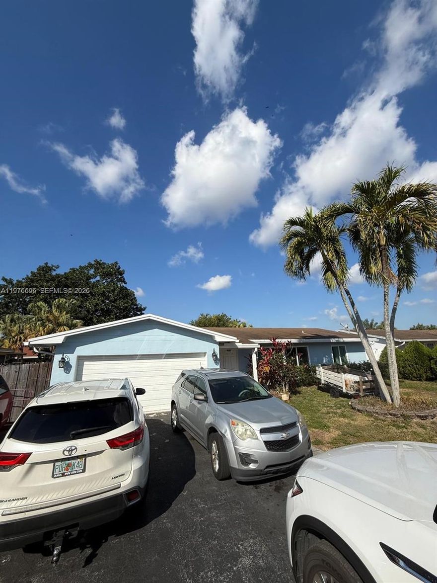 Investor Special – Cash Only.
Property needs repairs but offers significant upside for the right buyer. Ideal for renovation, flip, or long-term investment. Home has great potential with the opportunity to increase value through updates and improvements.