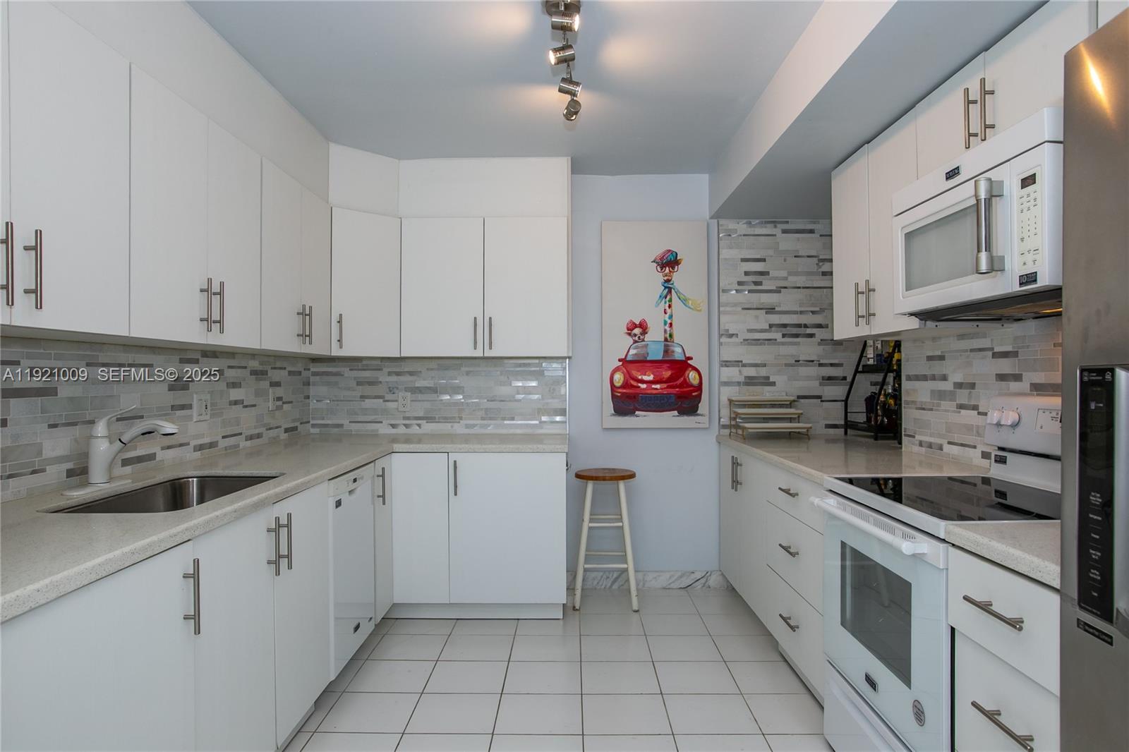 CRICKET CLUB CONDO - Residential