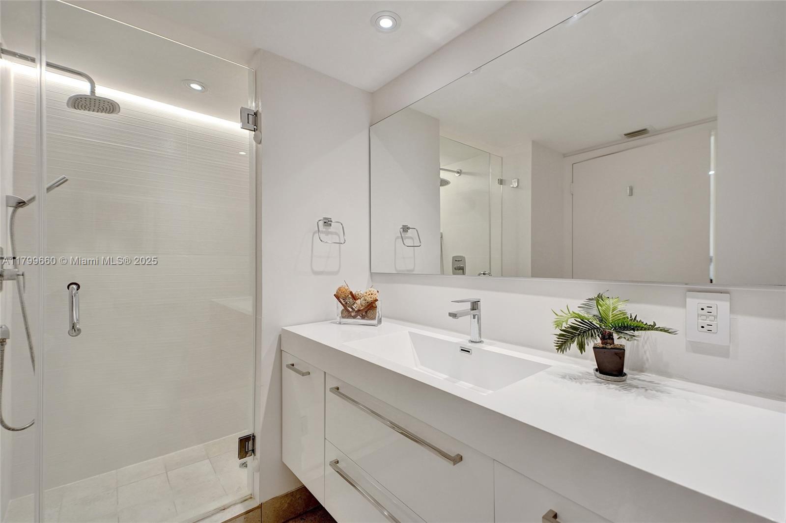 HARBOR TWS AT THE WATERWA - Residential