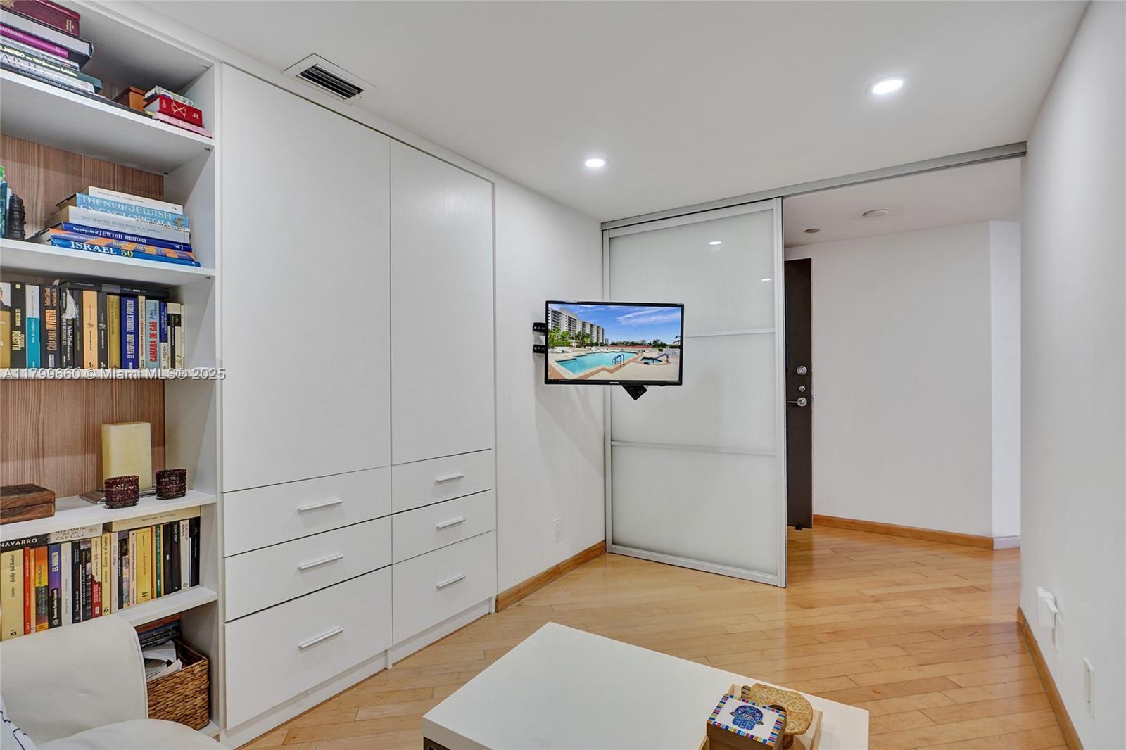 HARBOR TWS AT THE WATERWA - Residential