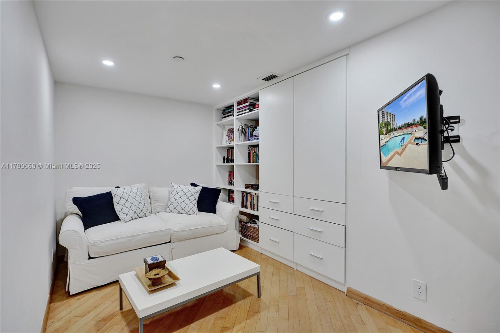 HARBOR TWS AT THE WATERWA - Residential