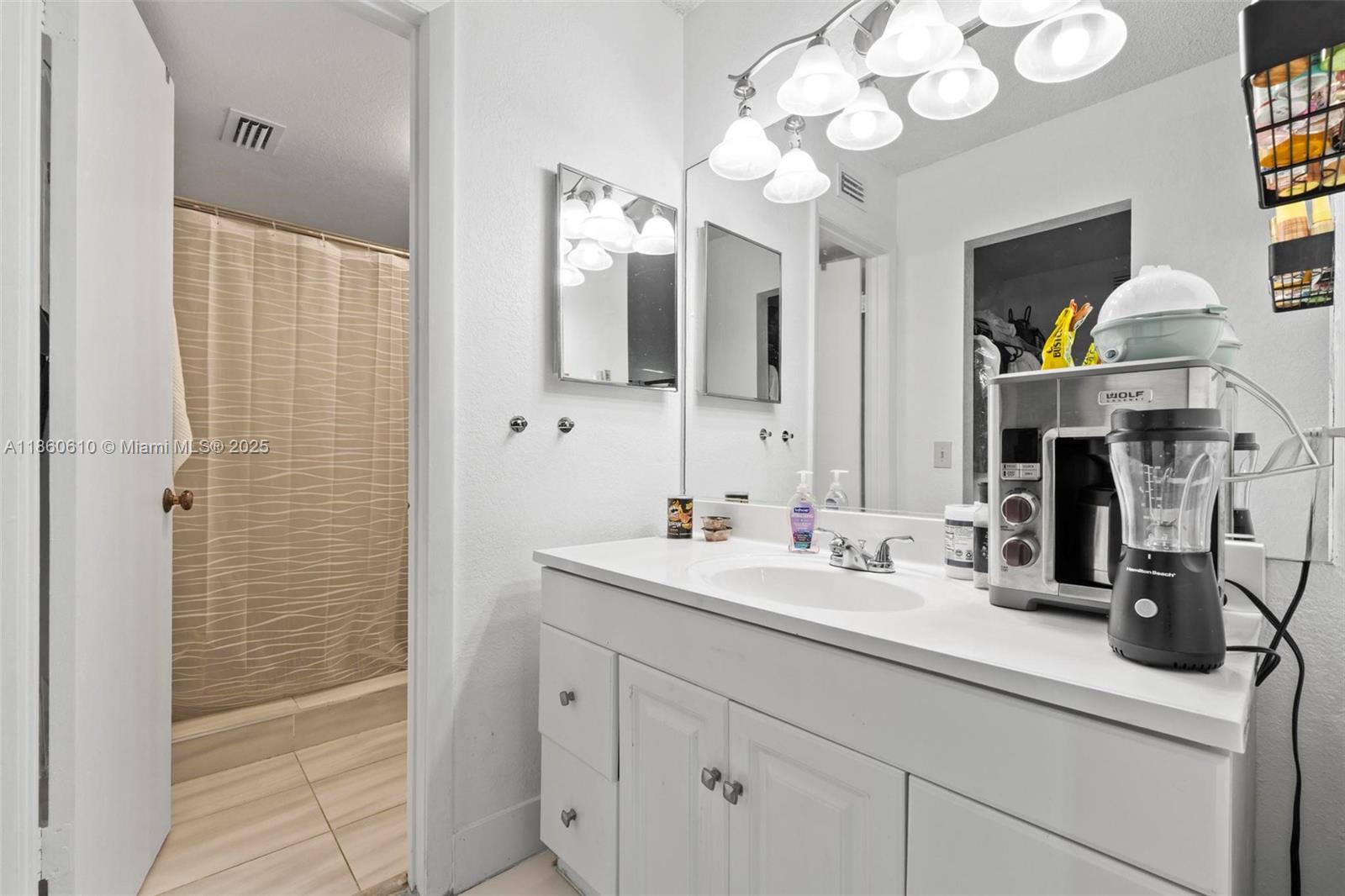 LAKE EMERALD CONDOMINIUM - Residential