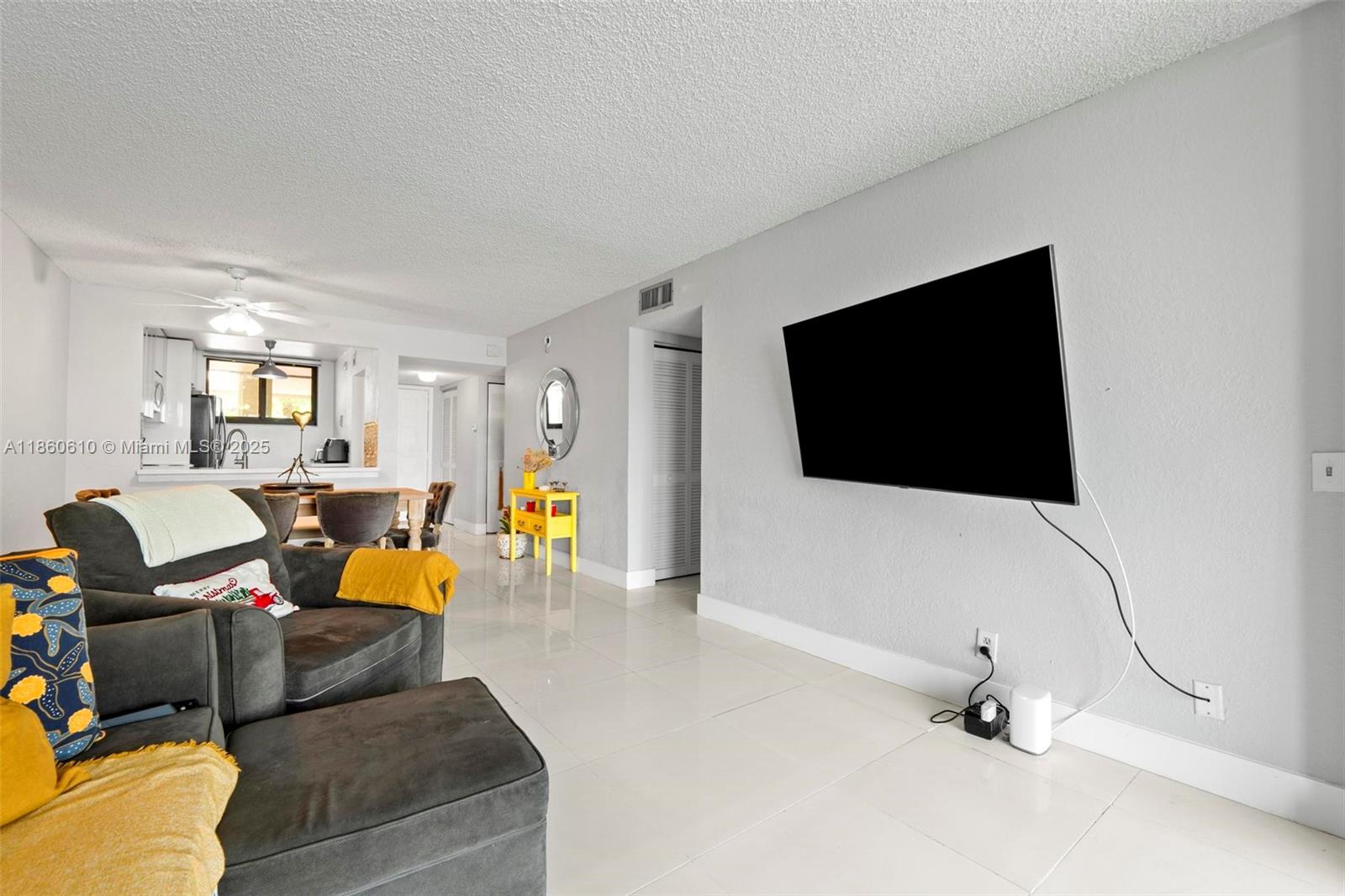 LAKE EMERALD CONDOMINIUM - Residential