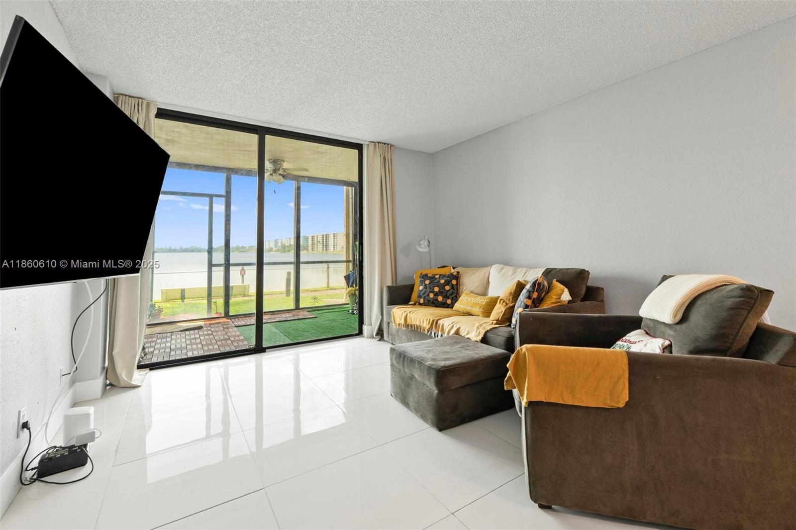 LAKE EMERALD CONDOMINIUM - Residential