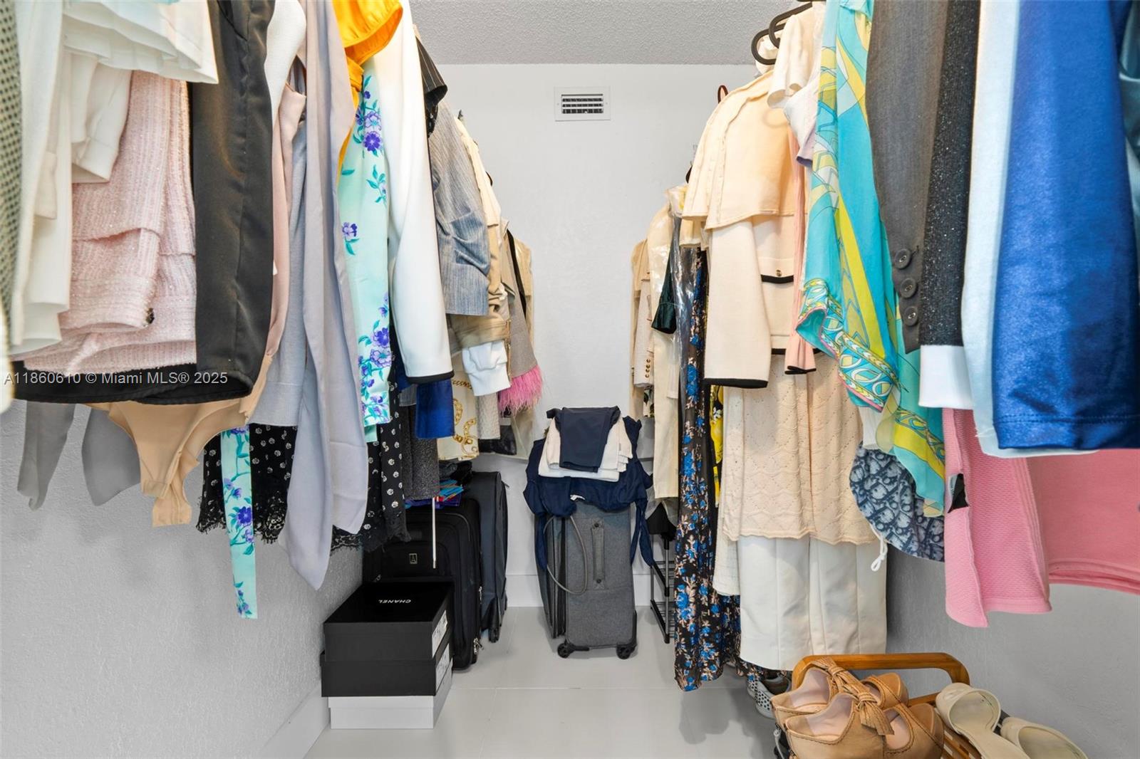 LAKE EMERALD CONDOMINIUM - Residential