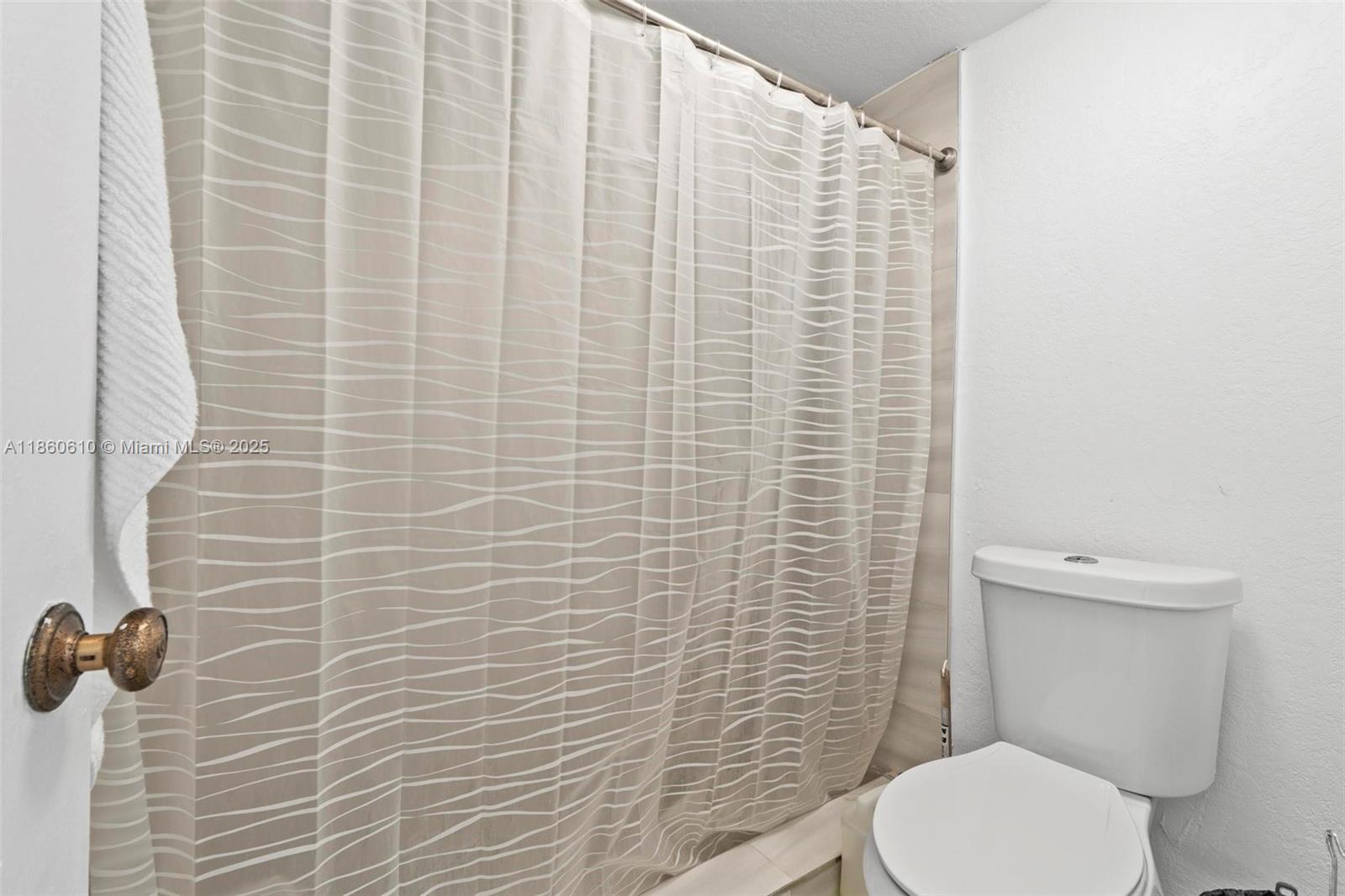 LAKE EMERALD CONDOMINIUM - Residential