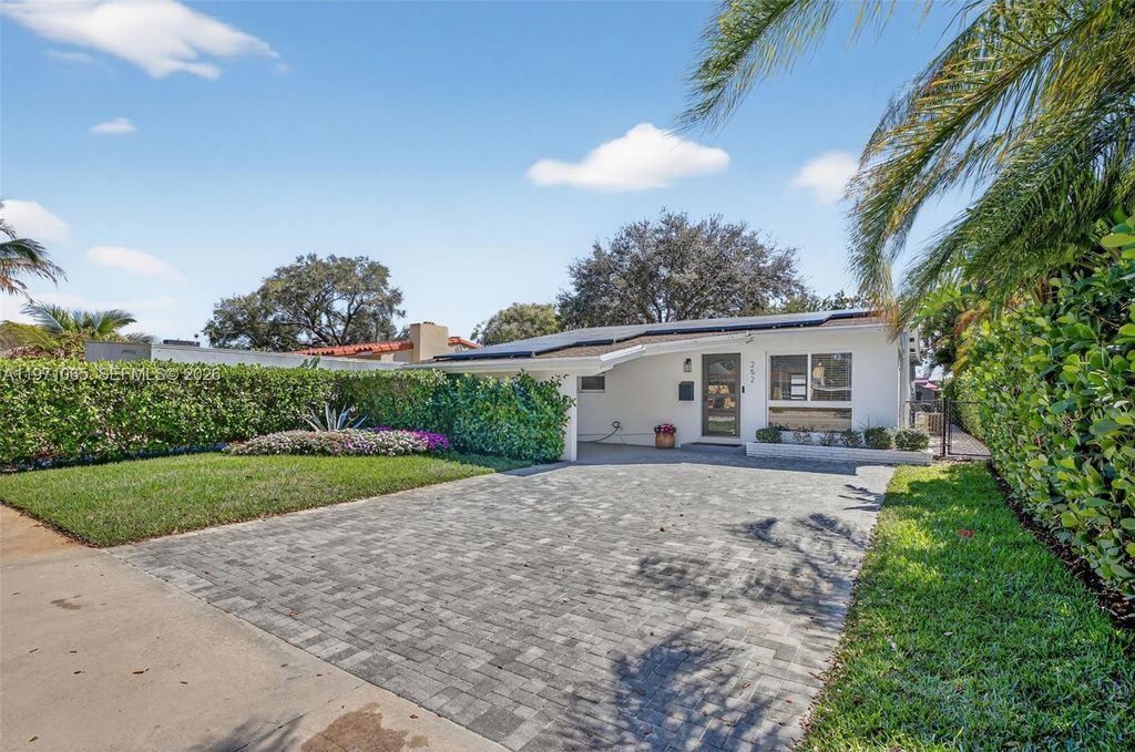 Photo of 252 SW 23rd St, Fort Lauderdale, FL 33315 (MLS # A11971065)