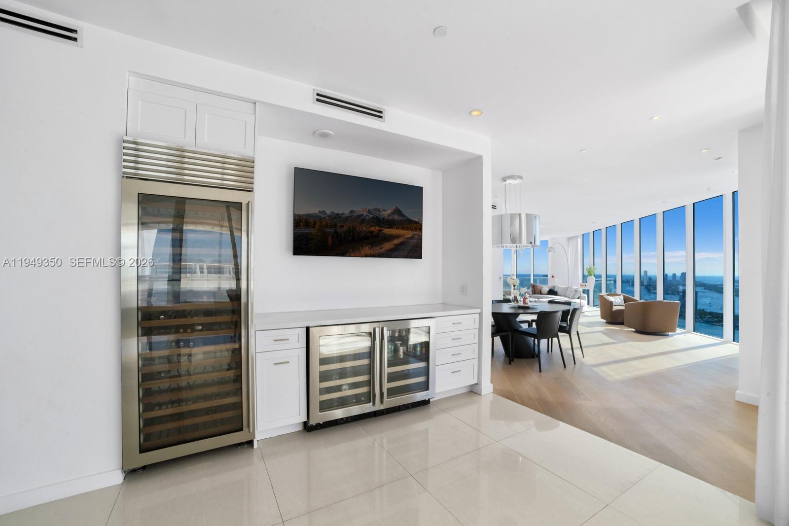 PARAMOUNT BAY CONDO - Residential