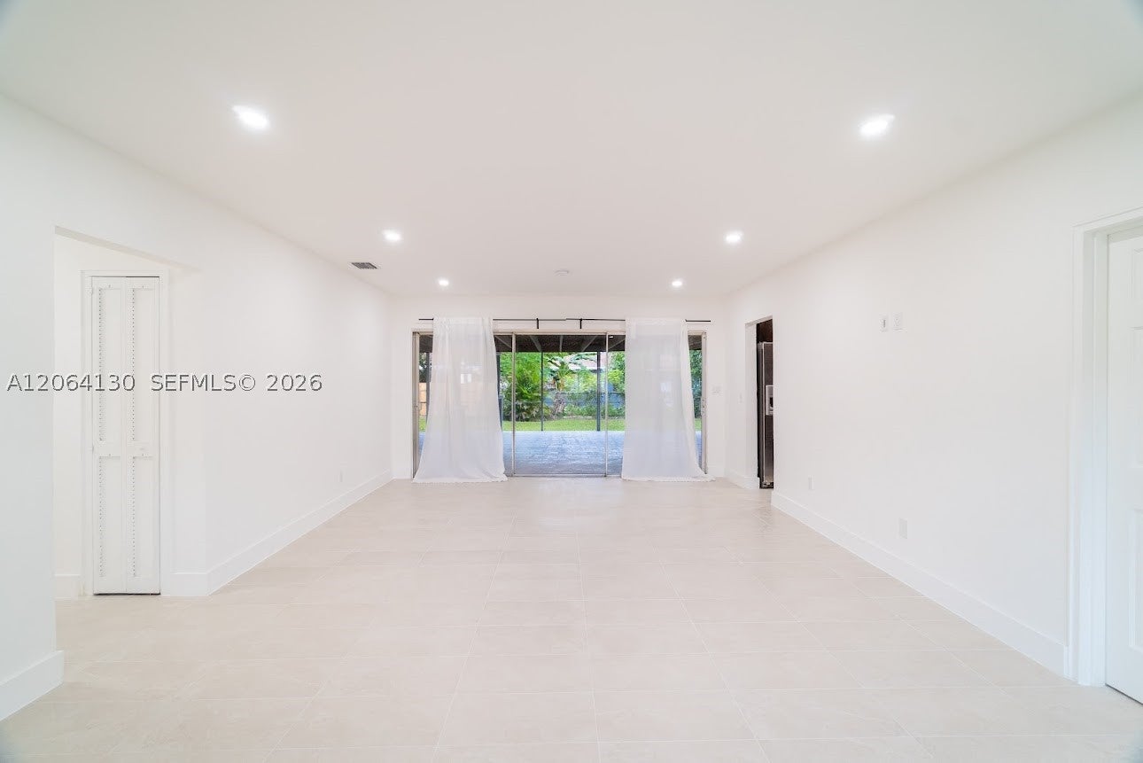 320 NE 160th St