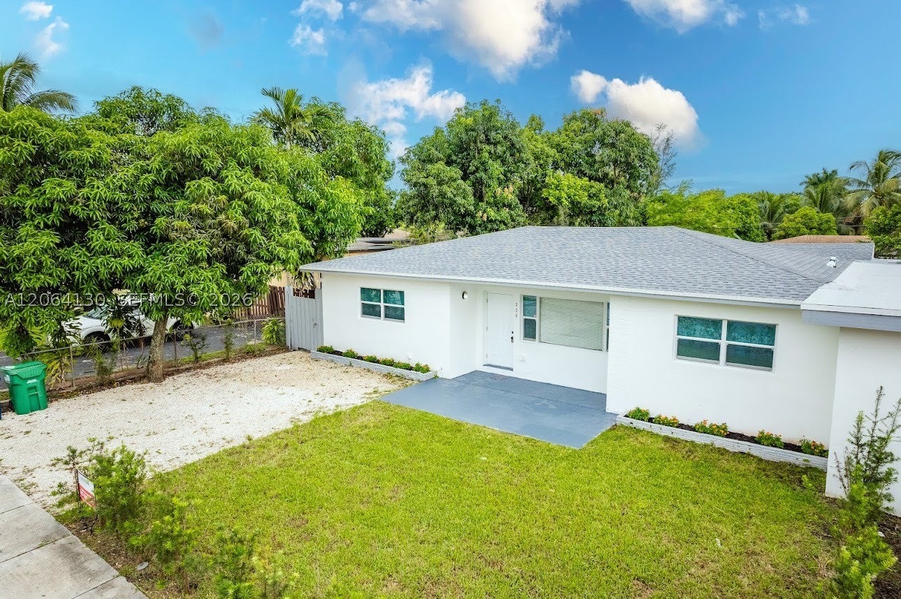320 NE 160th St
