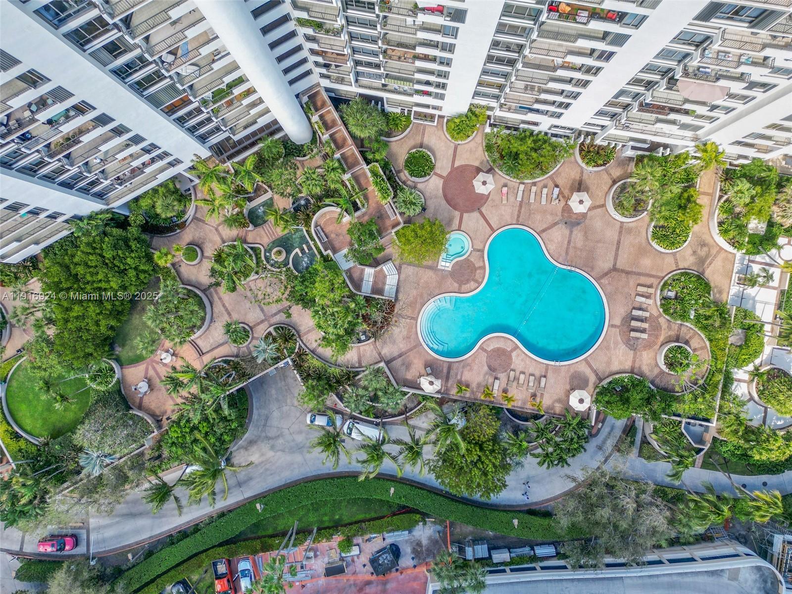 520 Brickell Key Dr A1104, Miami, FL, 33131/$890,000 3 520 Brickell Key Dr A1104