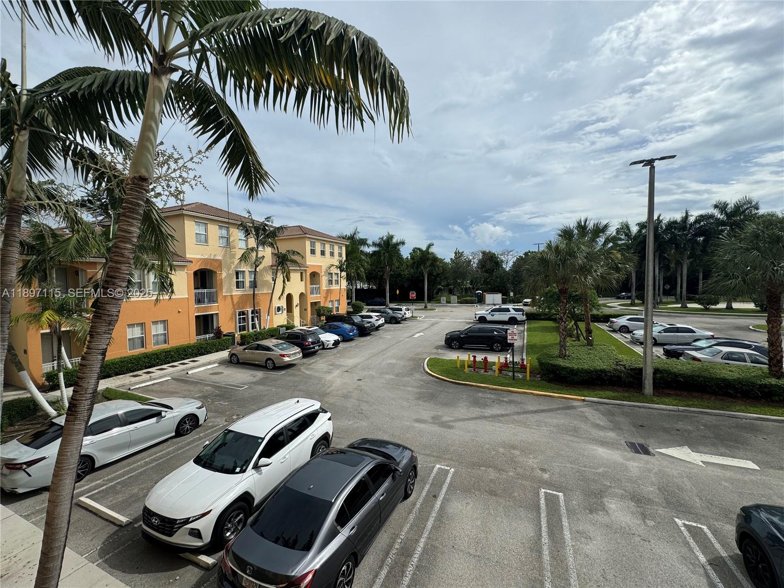 FONTAINBLEAU LAKES COURTY - Residential