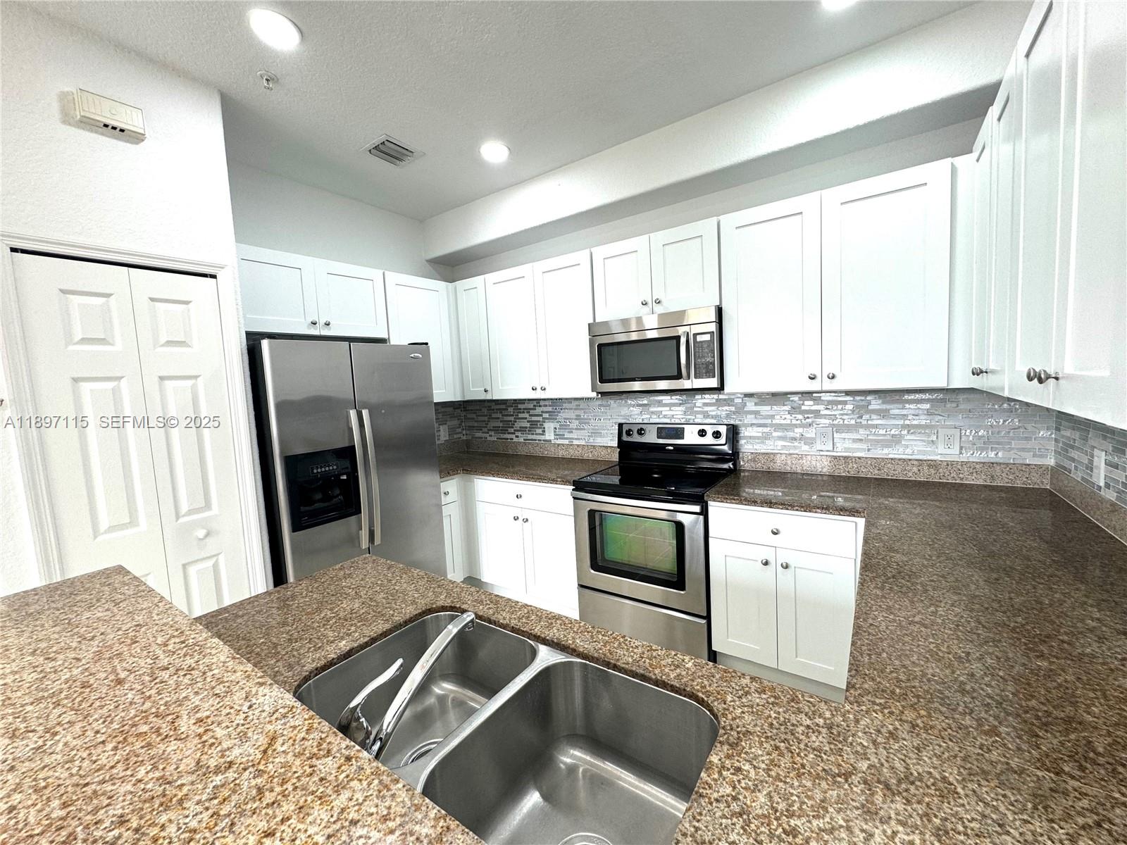 FONTAINBLEAU LAKES COURTY - Residential