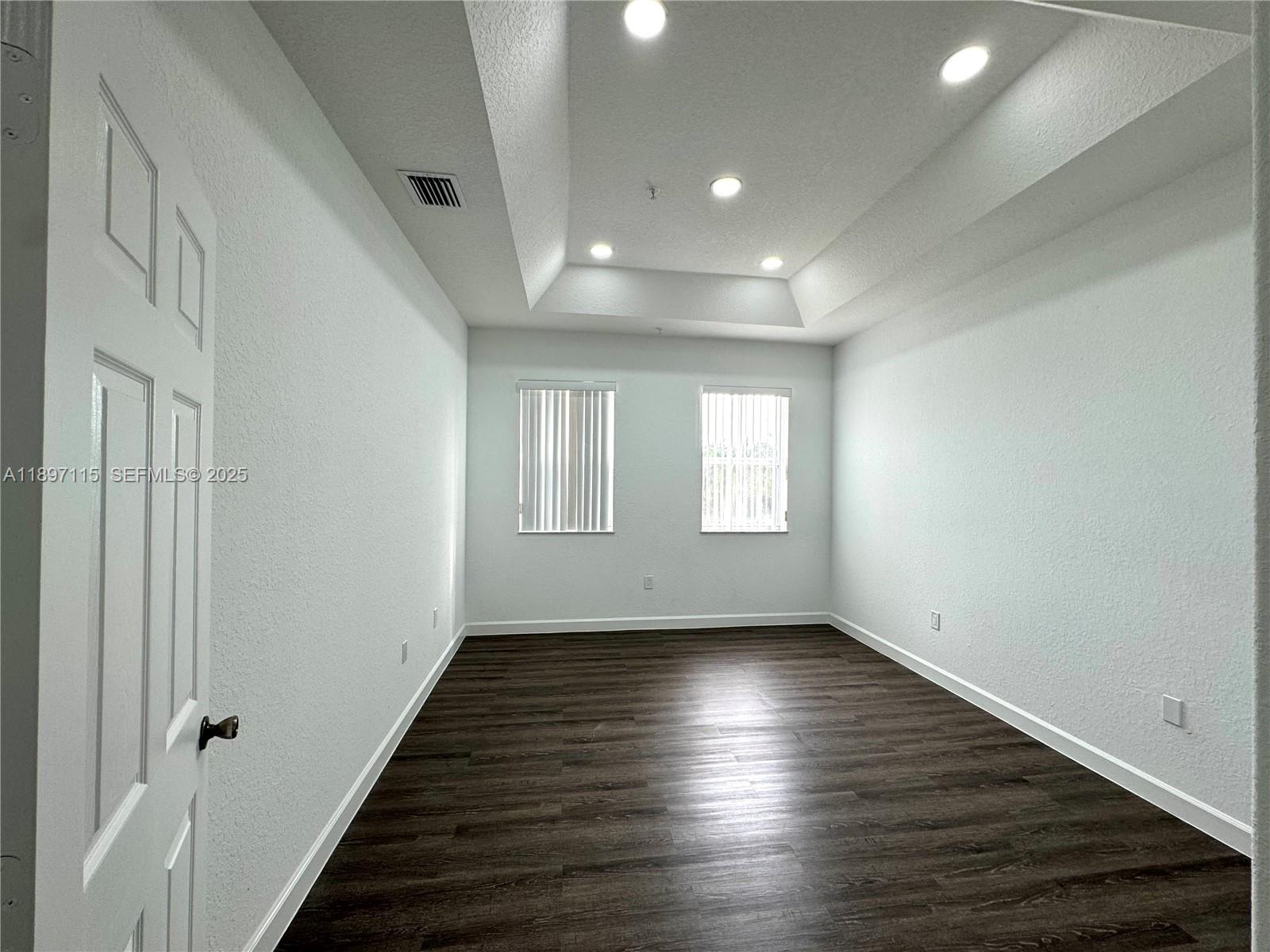 FONTAINBLEAU LAKES COURTY - Residential