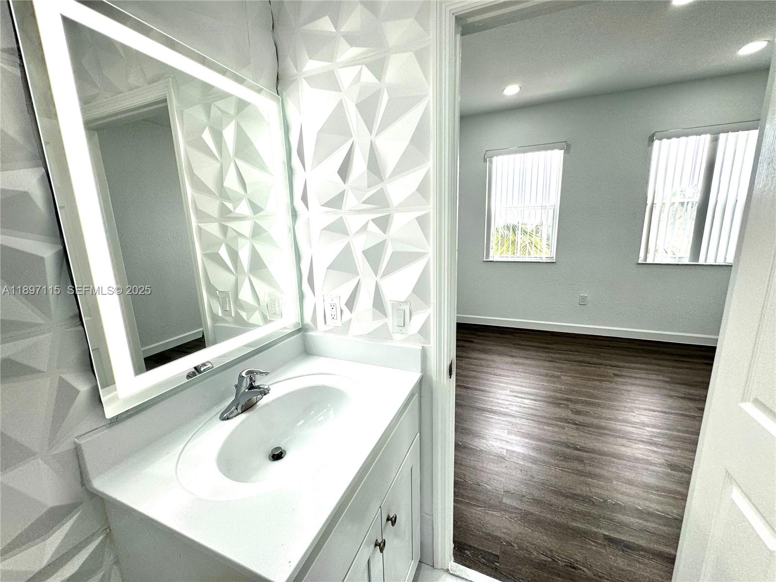 FONTAINBLEAU LAKES COURTY - Residential