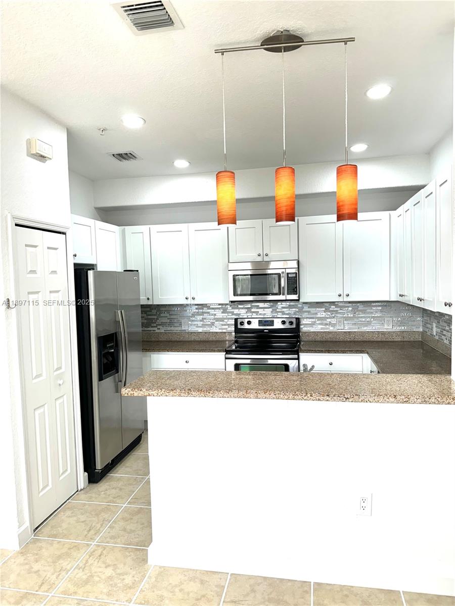 FONTAINBLEAU LAKES COURTY - Residential